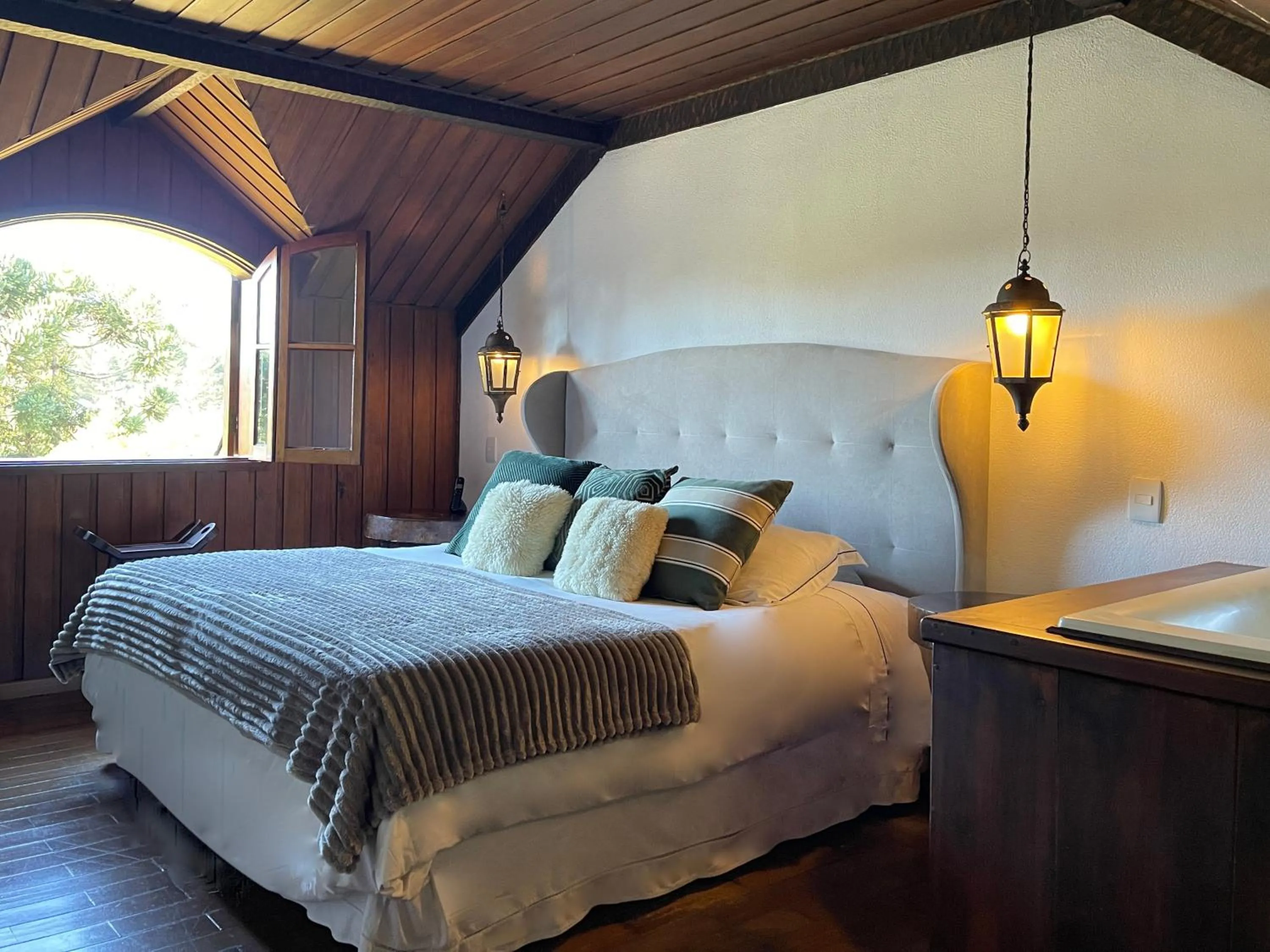 Bedroom, Bed in Alma Hotel