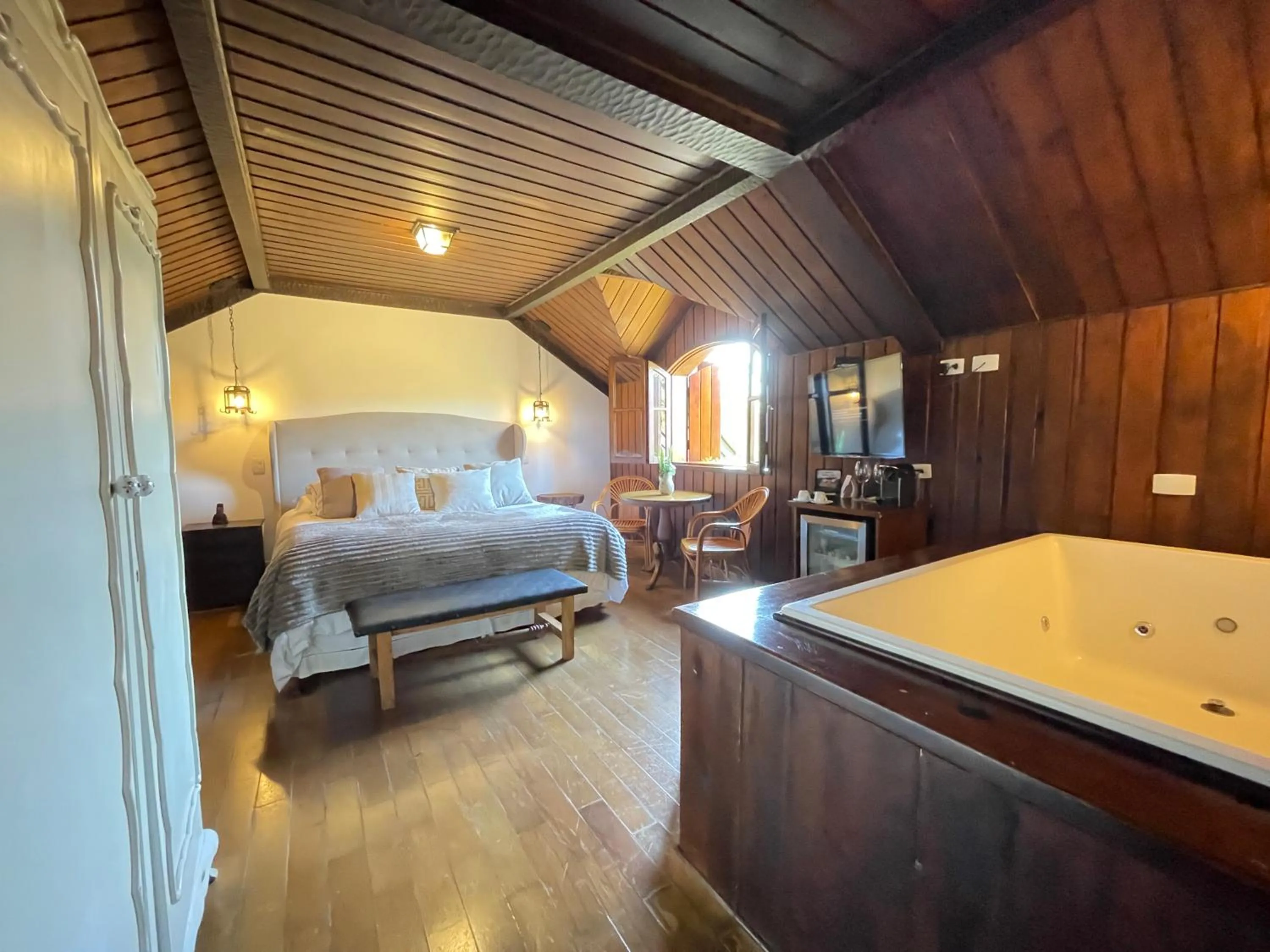 Bedroom, Bed in Alma Hotel