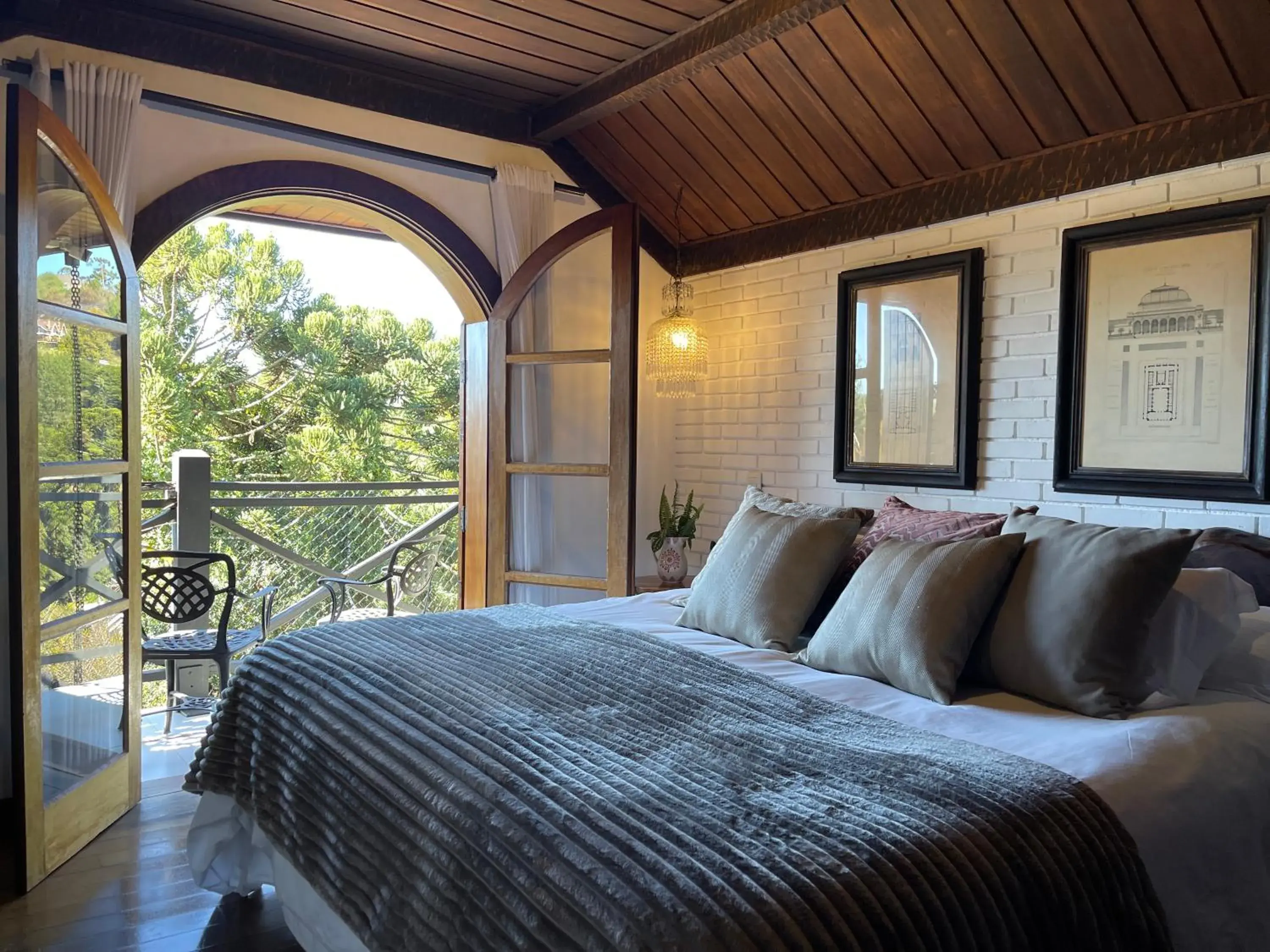 Deluxe King Suite in Alma Hotel Deluxe King Suite in Alma Hotel