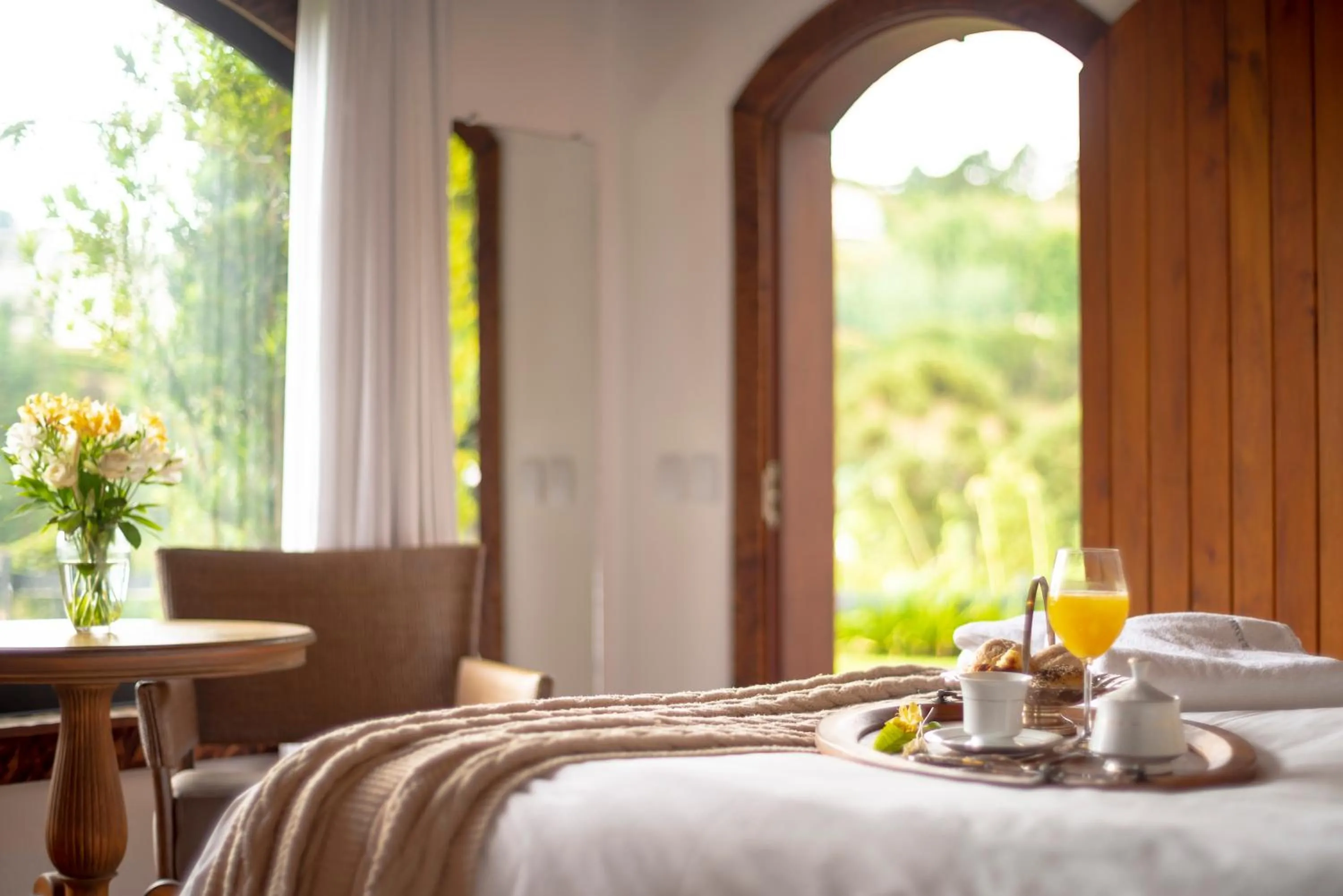 Bedroom, Bed in Alma Hotel