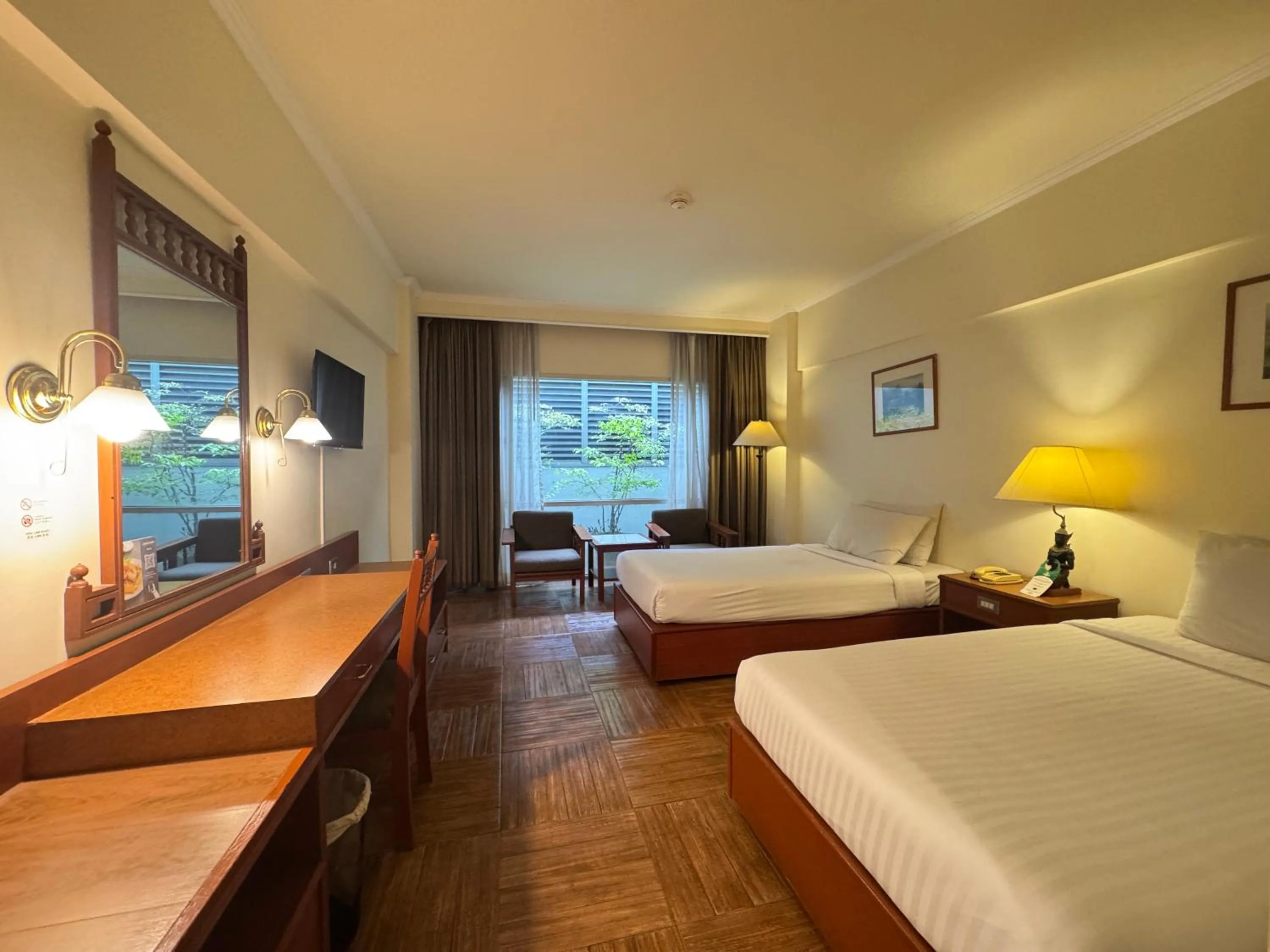 Bedroom, Bed in Bangkok Palace Hotel