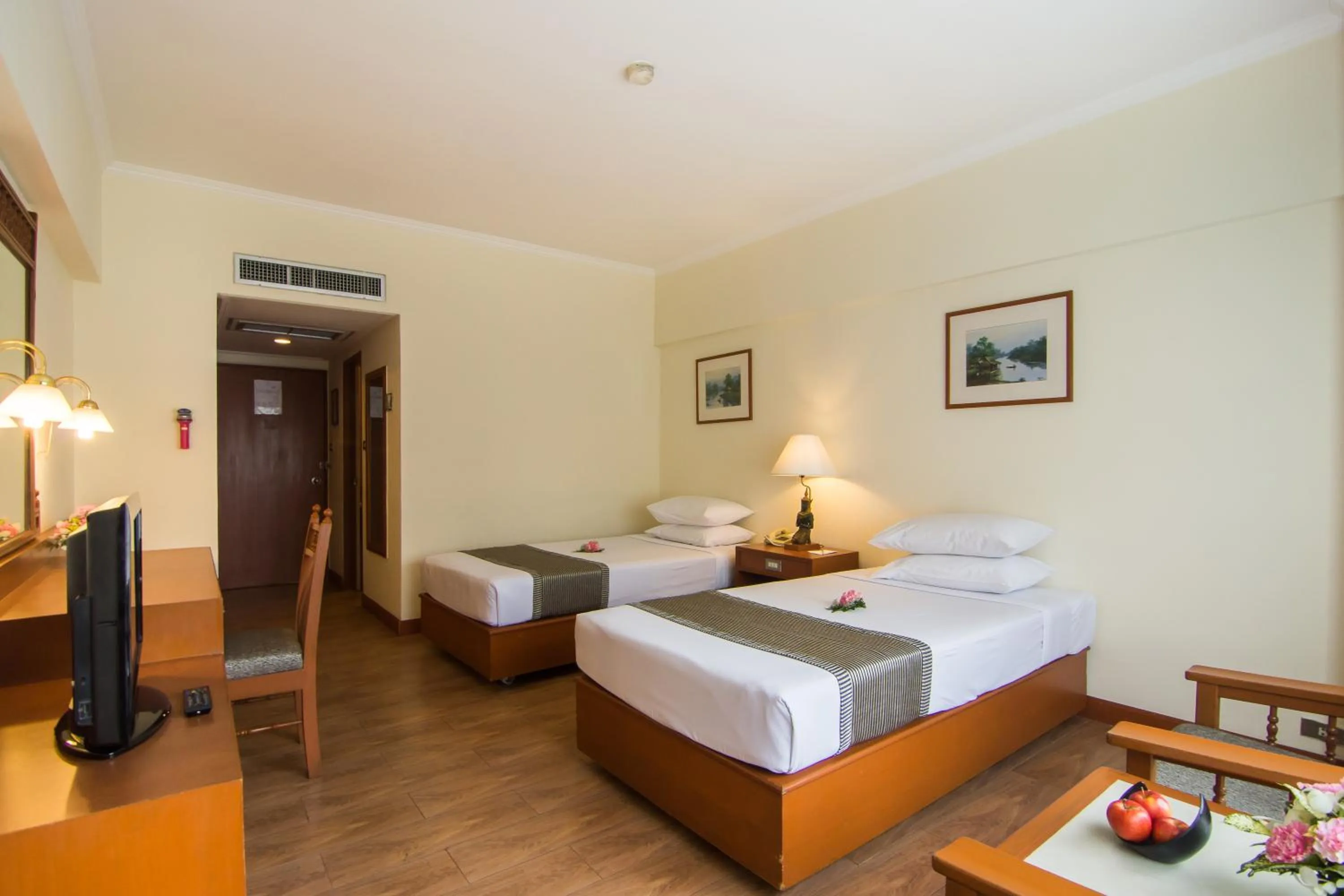 Bed in Bangkok Palace Hotel