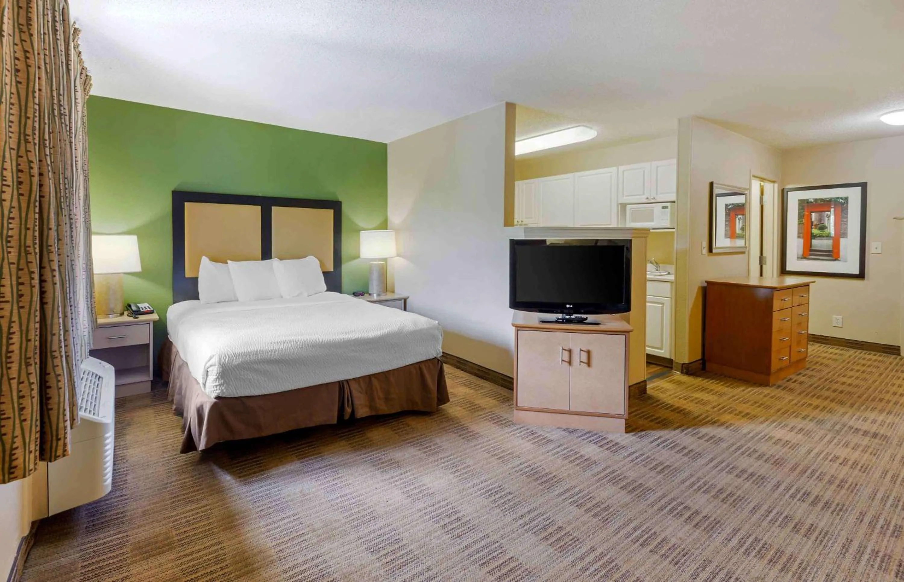 Bedroom, Bed in Extended Stay America Select Suites - Raleigh - RTP - 4610 Miami Blvd
