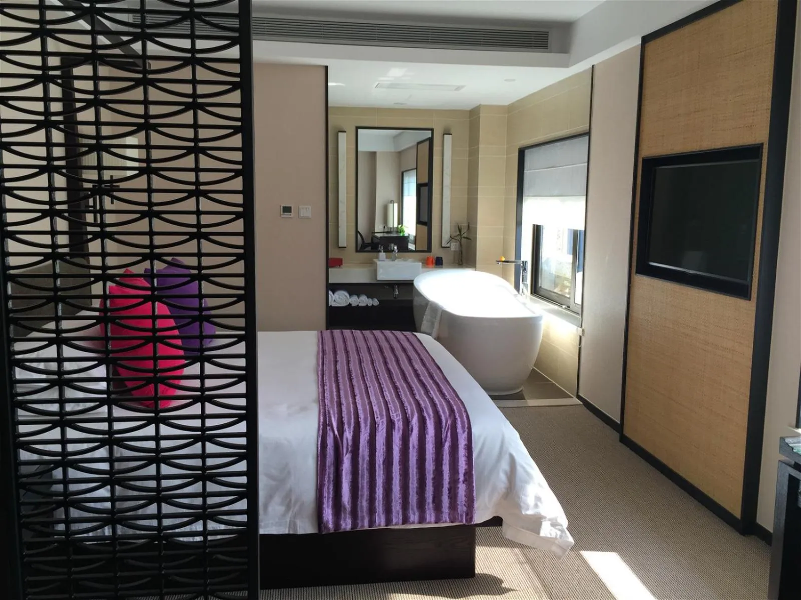 Bathroom, Bed in SSAW Boutique Hotel Hangzhou Xixi Park