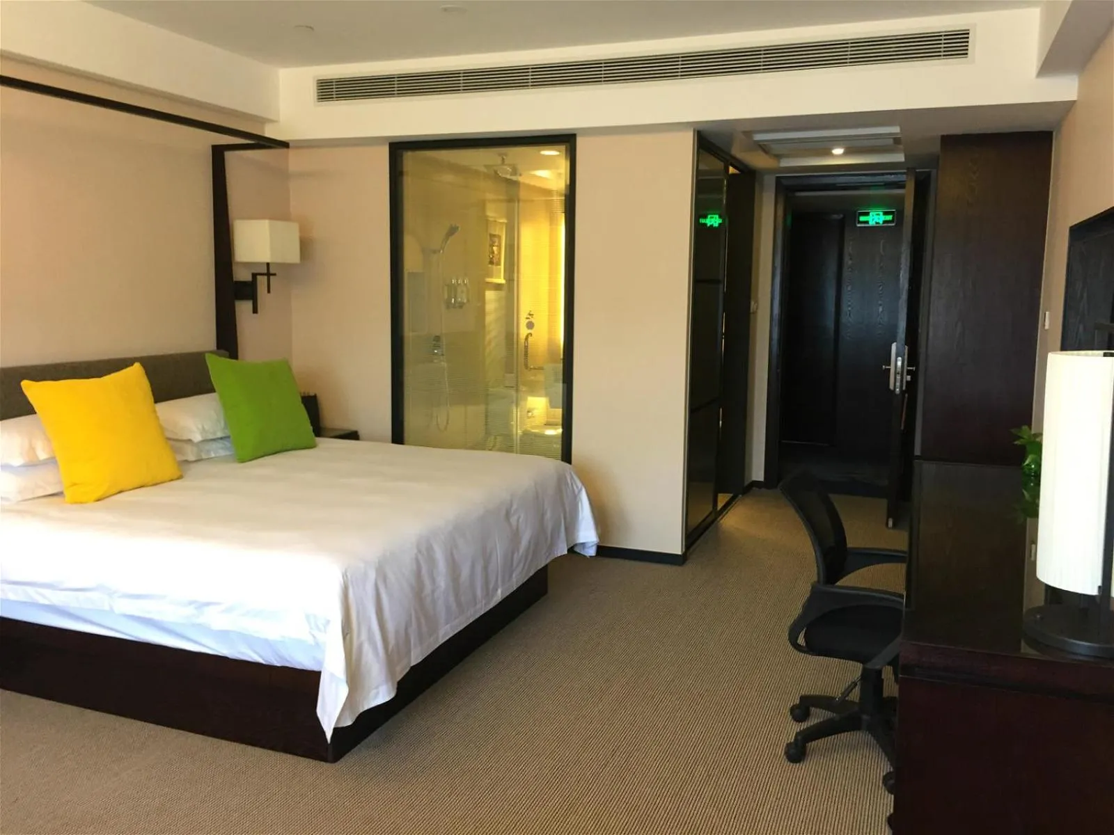 Photo of the whole room, Bed in SSAW Boutique Hotel Hangzhou Xixi Park