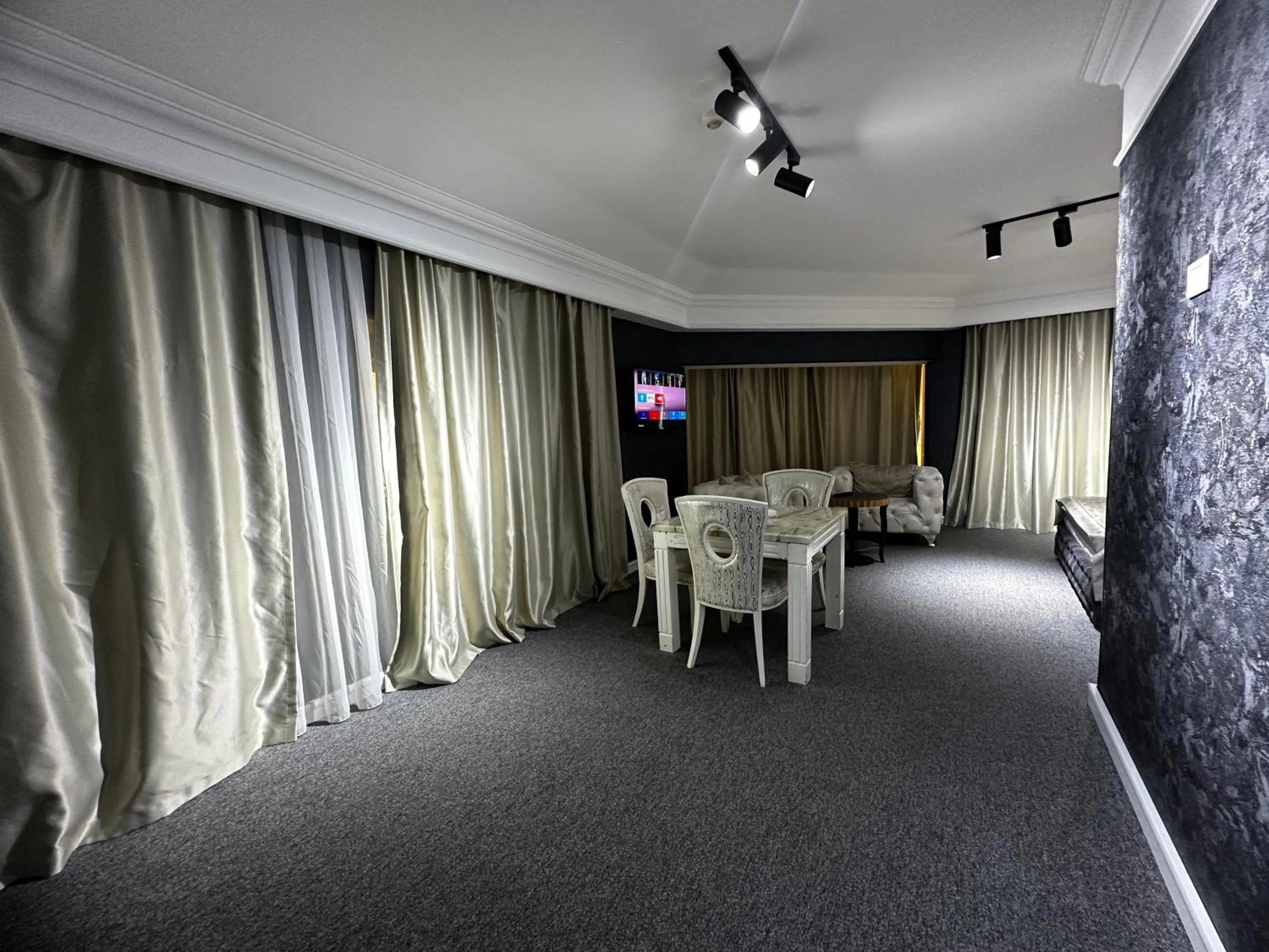 Living room in Amber Hotel