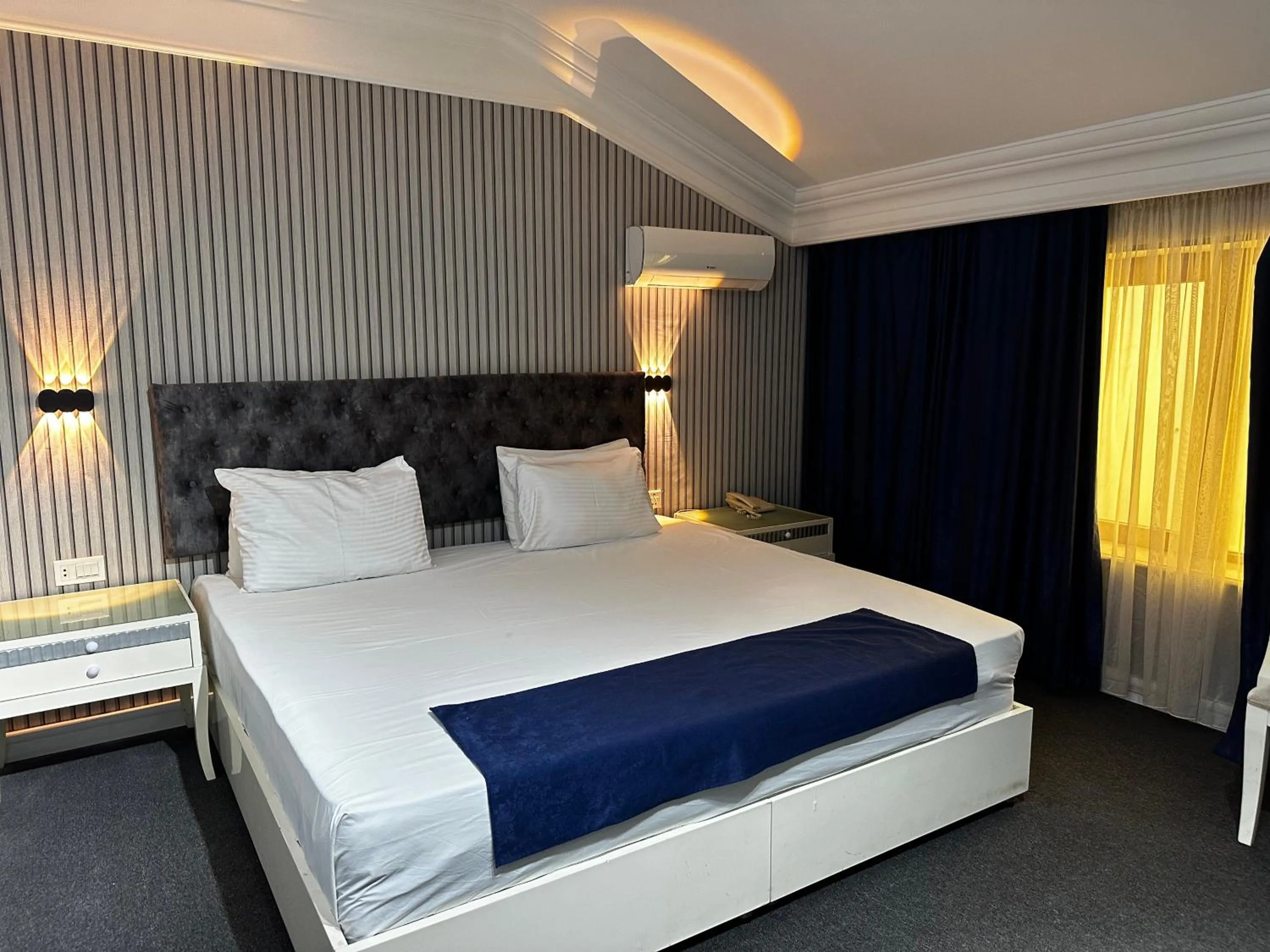 Bedroom, Bed in Amber Hotel