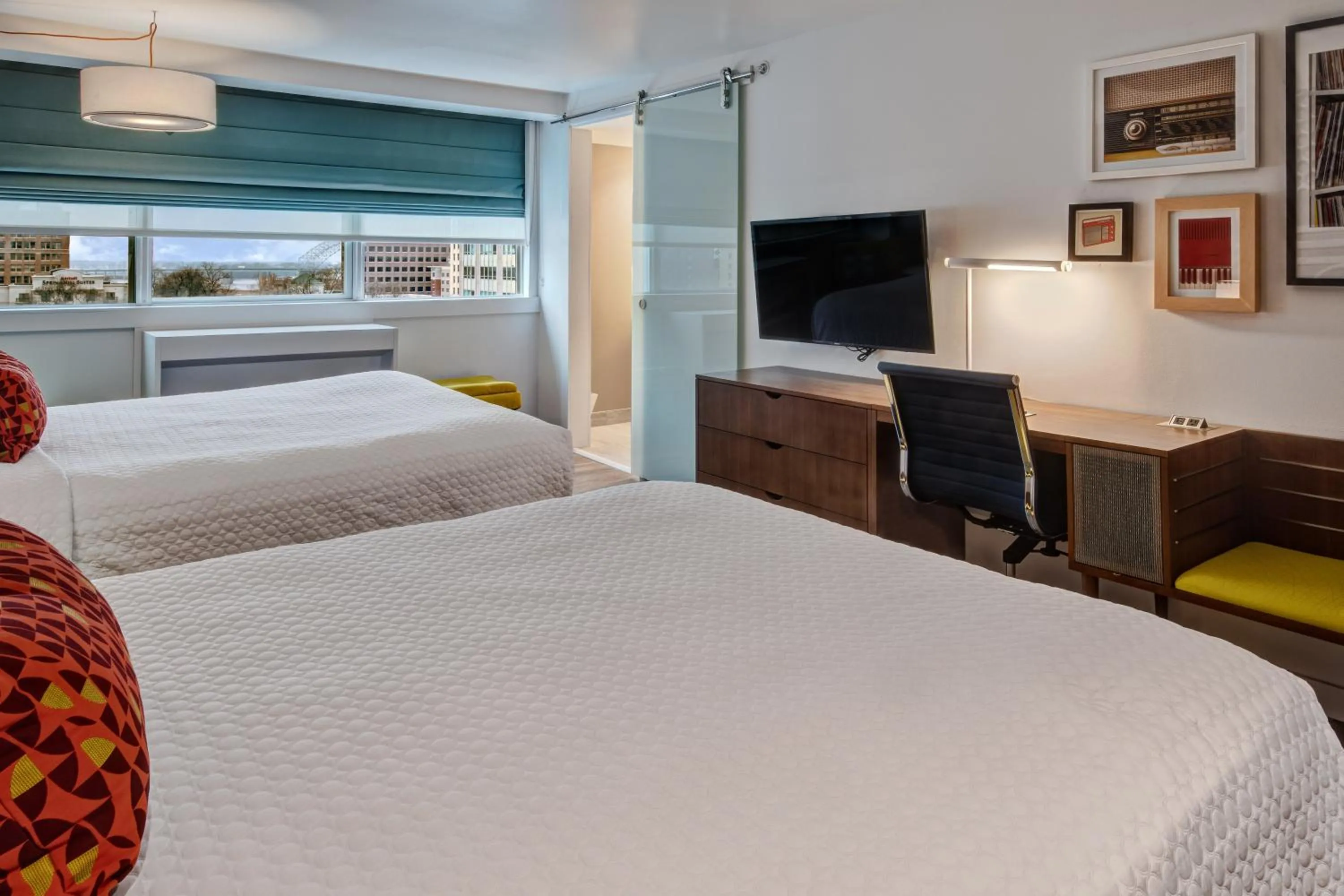 Photo of the whole room, Bed in Hotel Indigo - Memphis Downtown by IHG