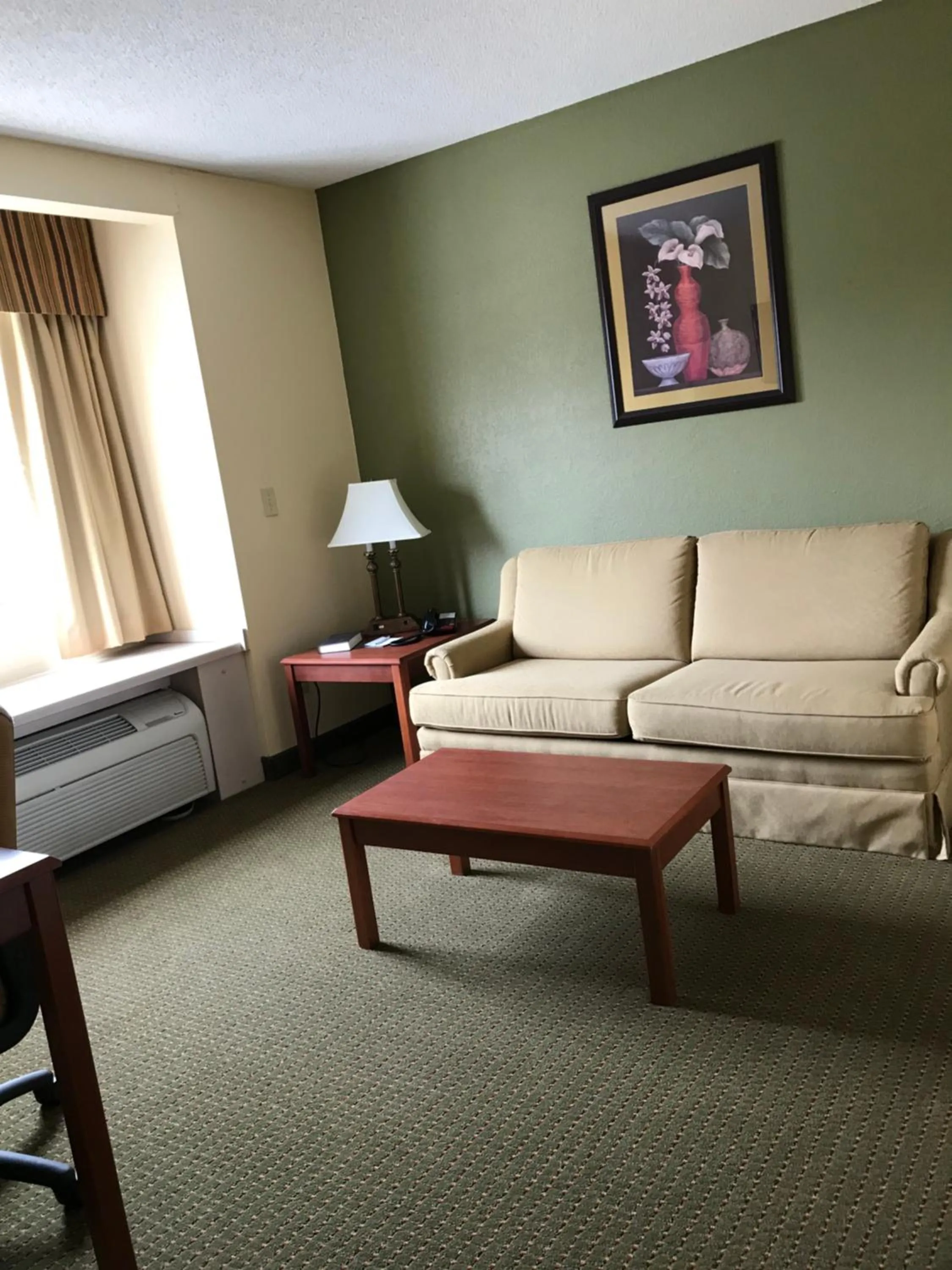 Living room in Quality Inn & Suites Prestonsburg next to Mountain Arts Center