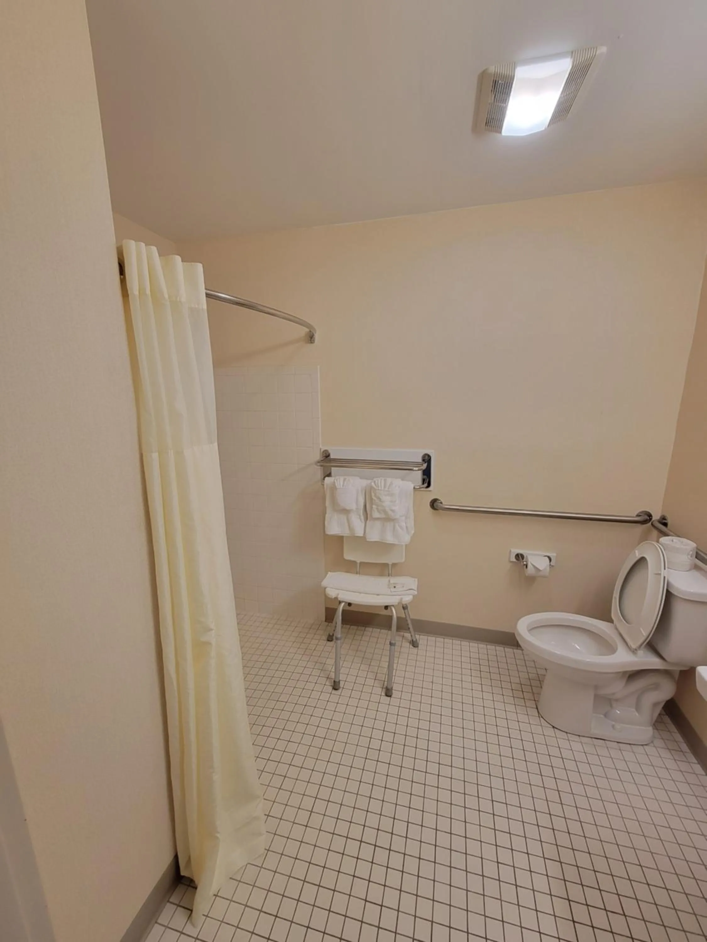 Shower in Quality Inn & Suites Prestonsburg next to Mountain Arts Center