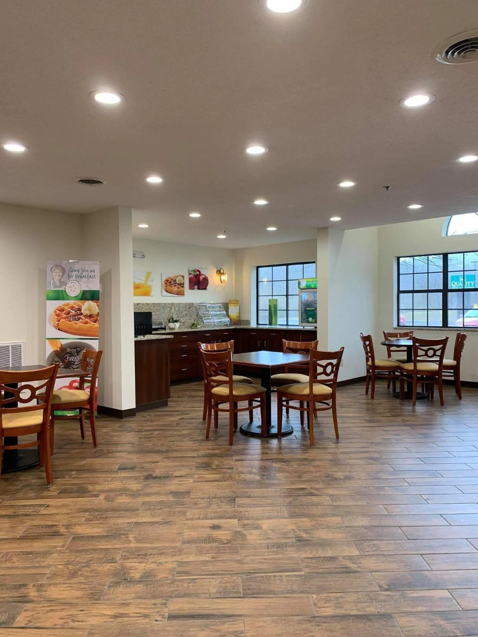 Dining area in Quality Inn & Suites Prestonsburg next to Mountain Arts Center