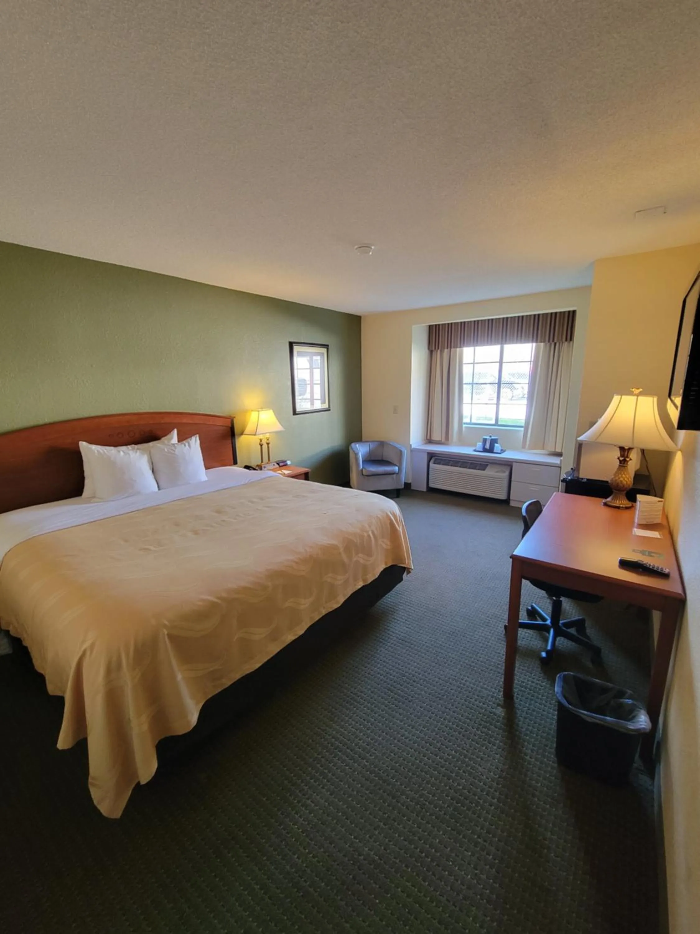 Seating area, Bed in Quality Inn & Suites Prestonsburg next to Mountain Arts Center