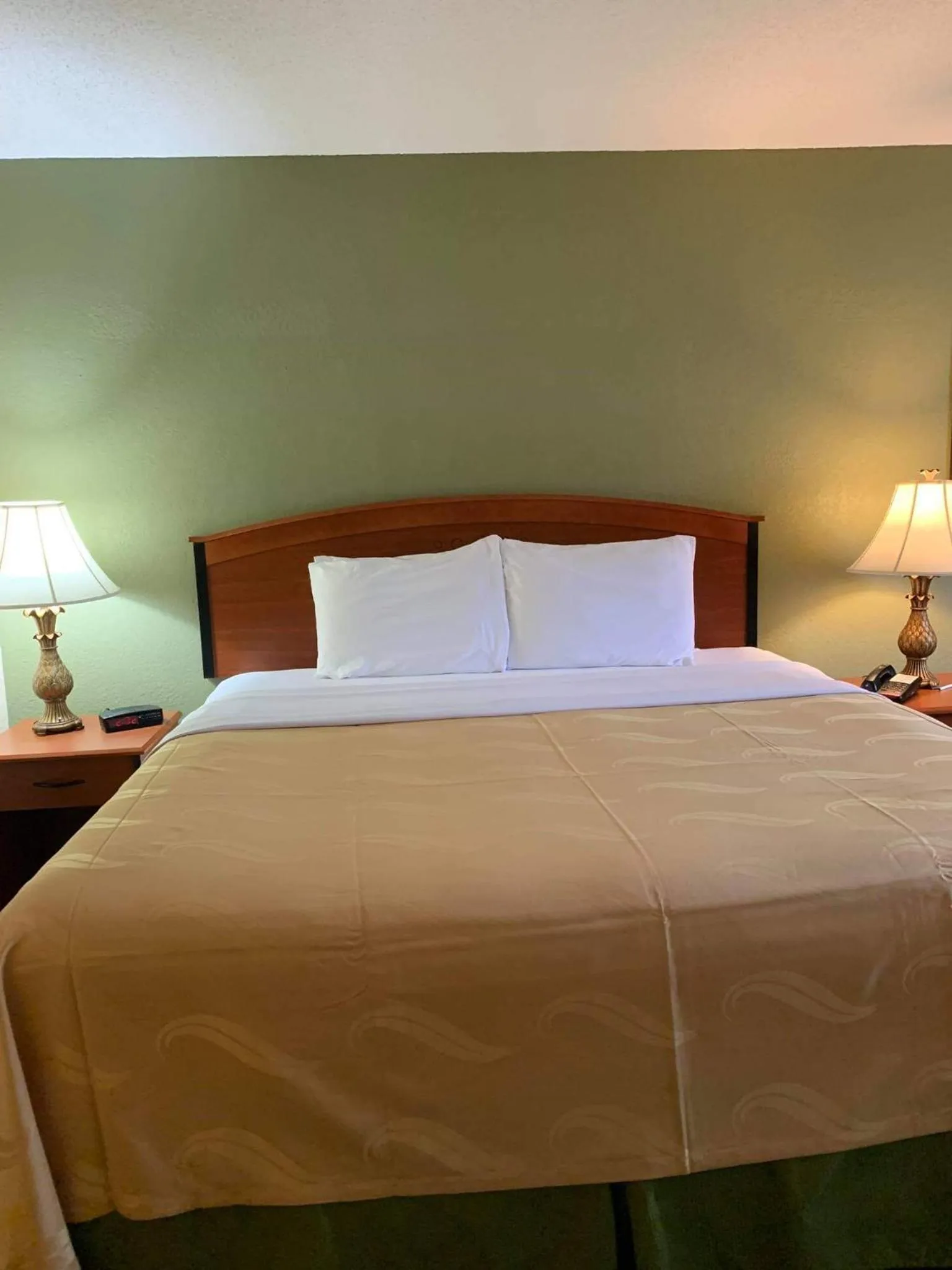Bed in Quality Inn & Suites Prestonsburg next to Mountain Arts Center