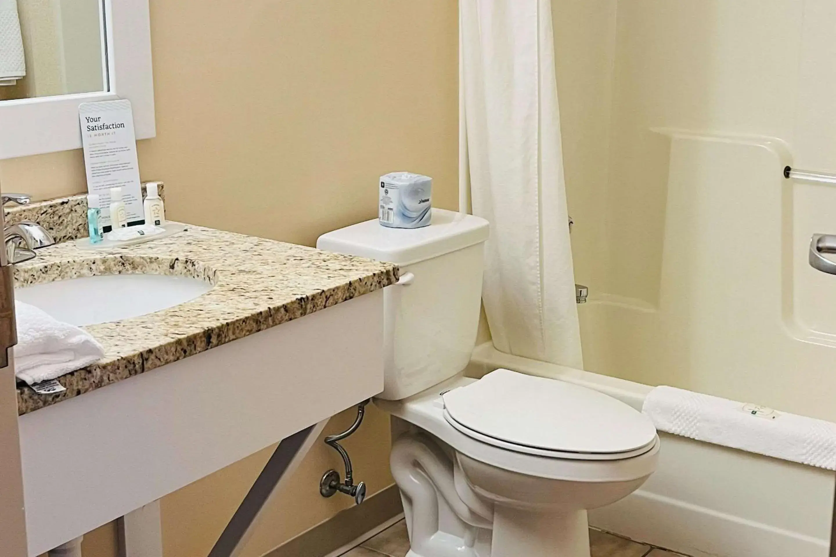 Bedroom in Quality Inn & Suites Prestonsburg next to Mountain Arts Center Bedroom in Quality Inn & Suites Prestonsburg next to Mountain Arts Center