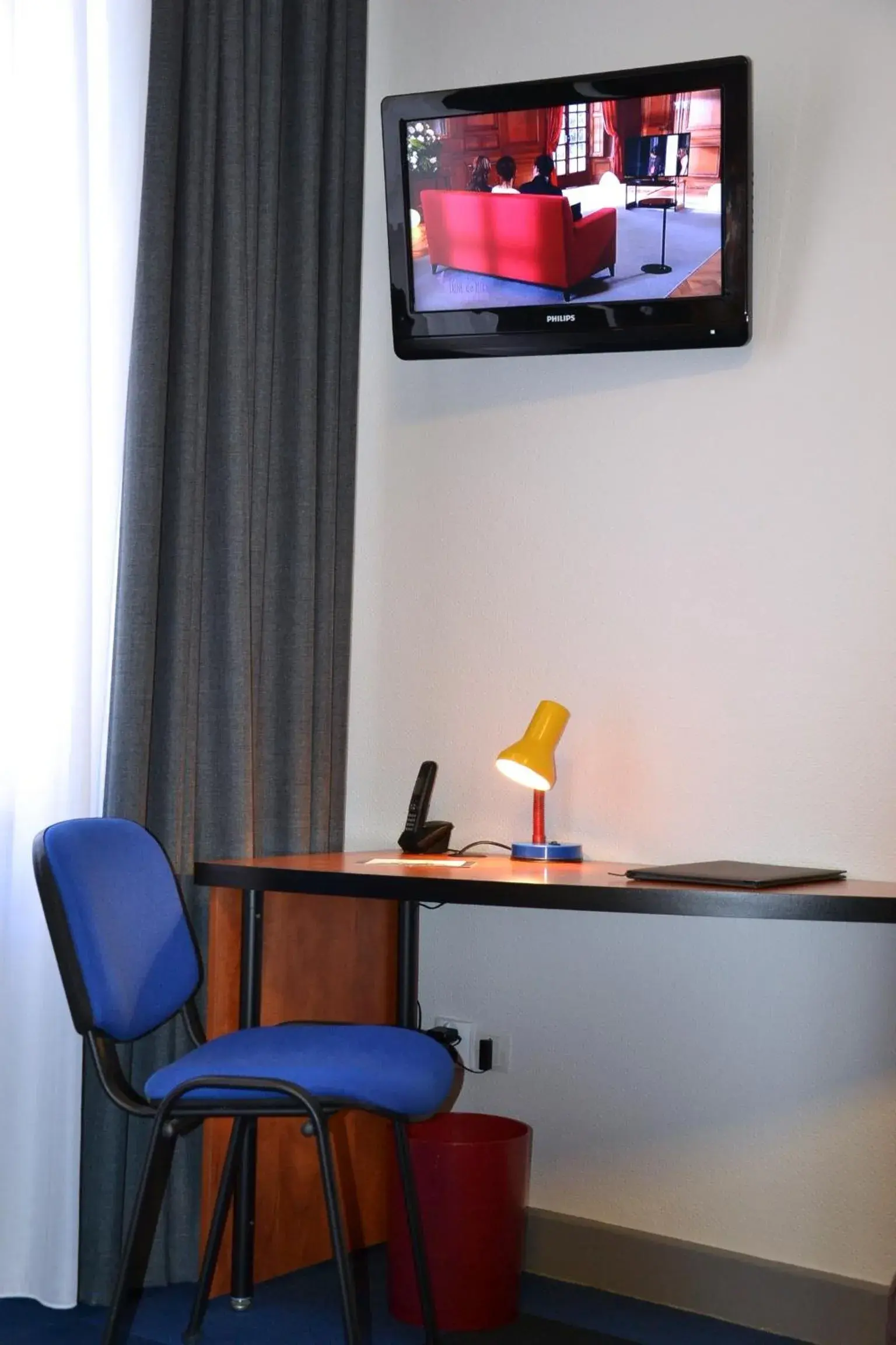 Bedroom, TV/Entertainment Center in Logis Hotel de Paris