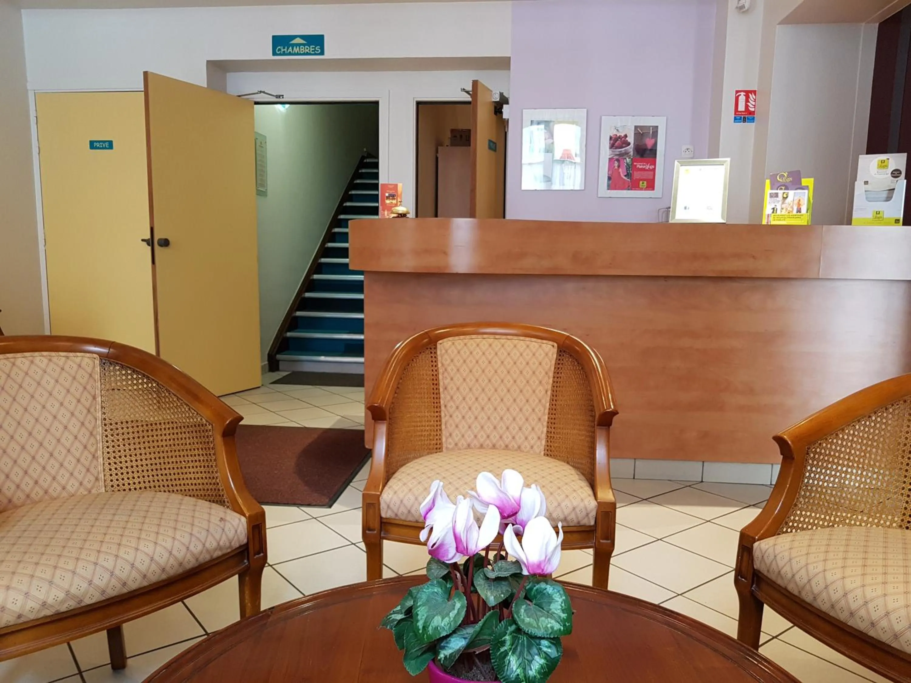 Lobby or reception in Logis Hotel de Paris