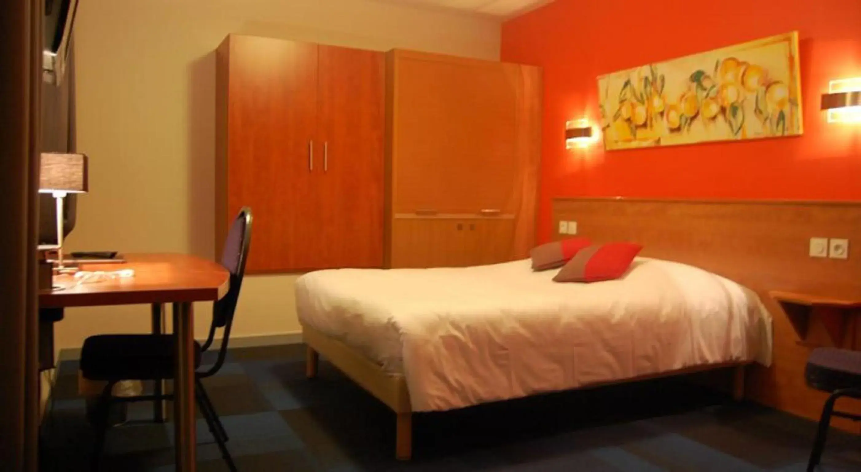 Bed, Room Photo in Logis Hotel de Paris