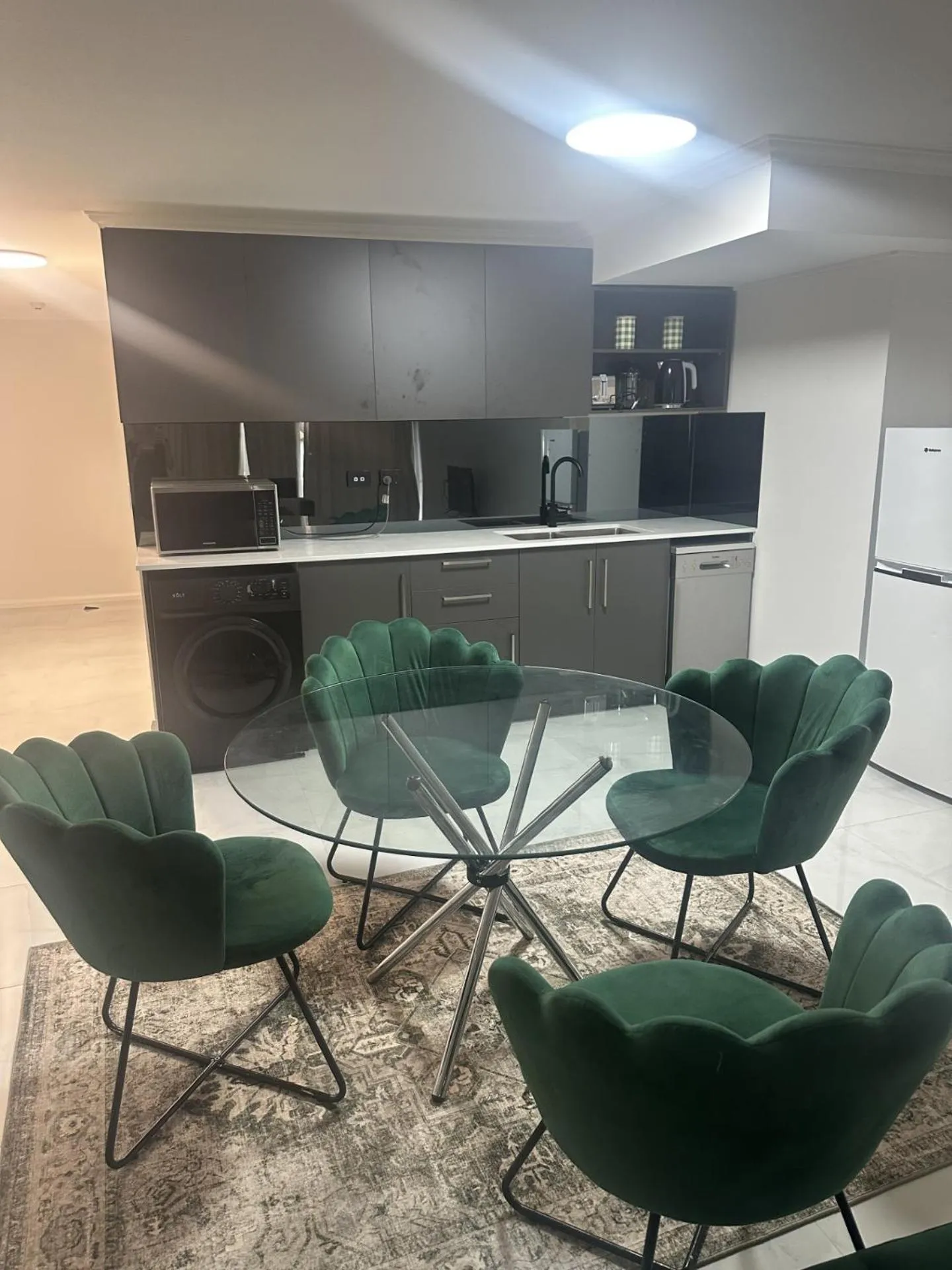 Kitchen or kitchenette in Sovereign on the Gold Coast