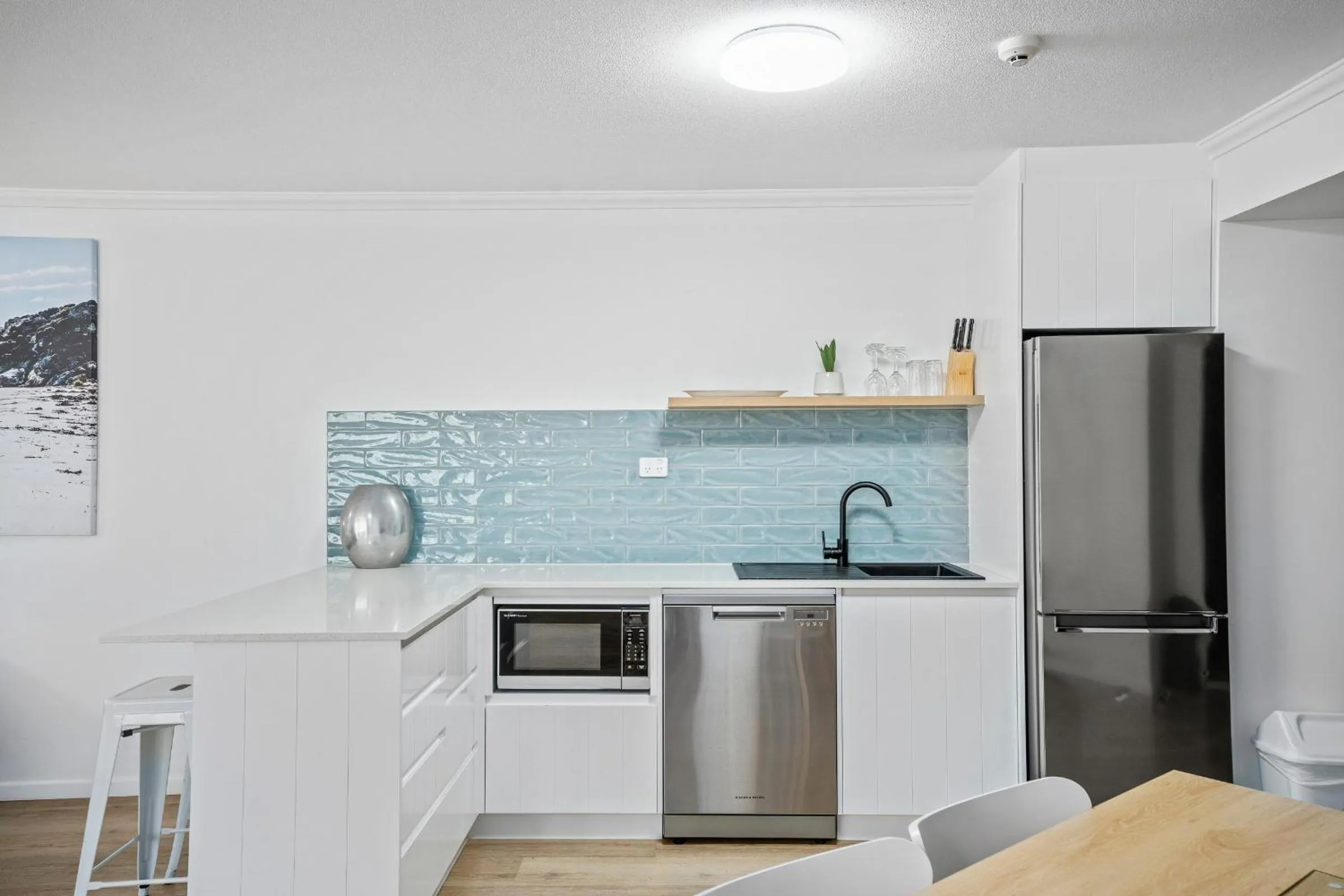 Kitchen or kitchenette in Sovereign on the Gold Coast