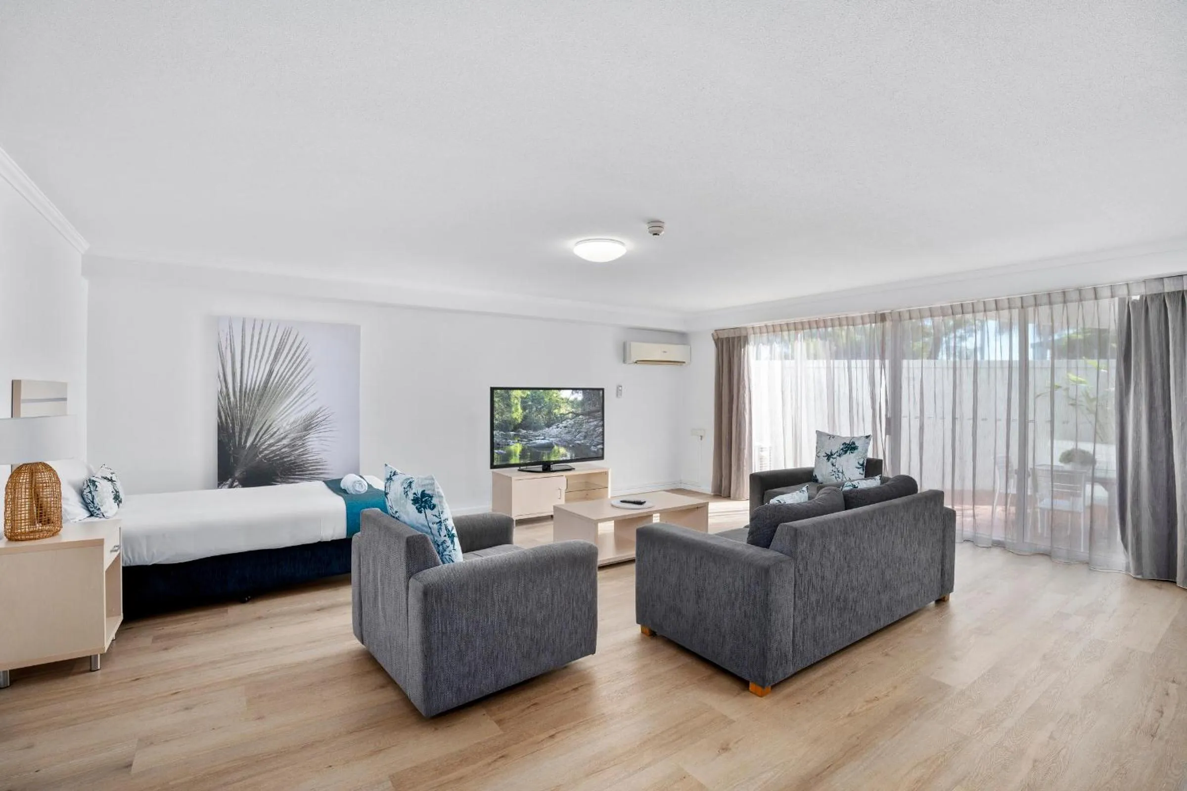 Communal lounge/ TV room, Bed in Sovereign on the Gold Coast