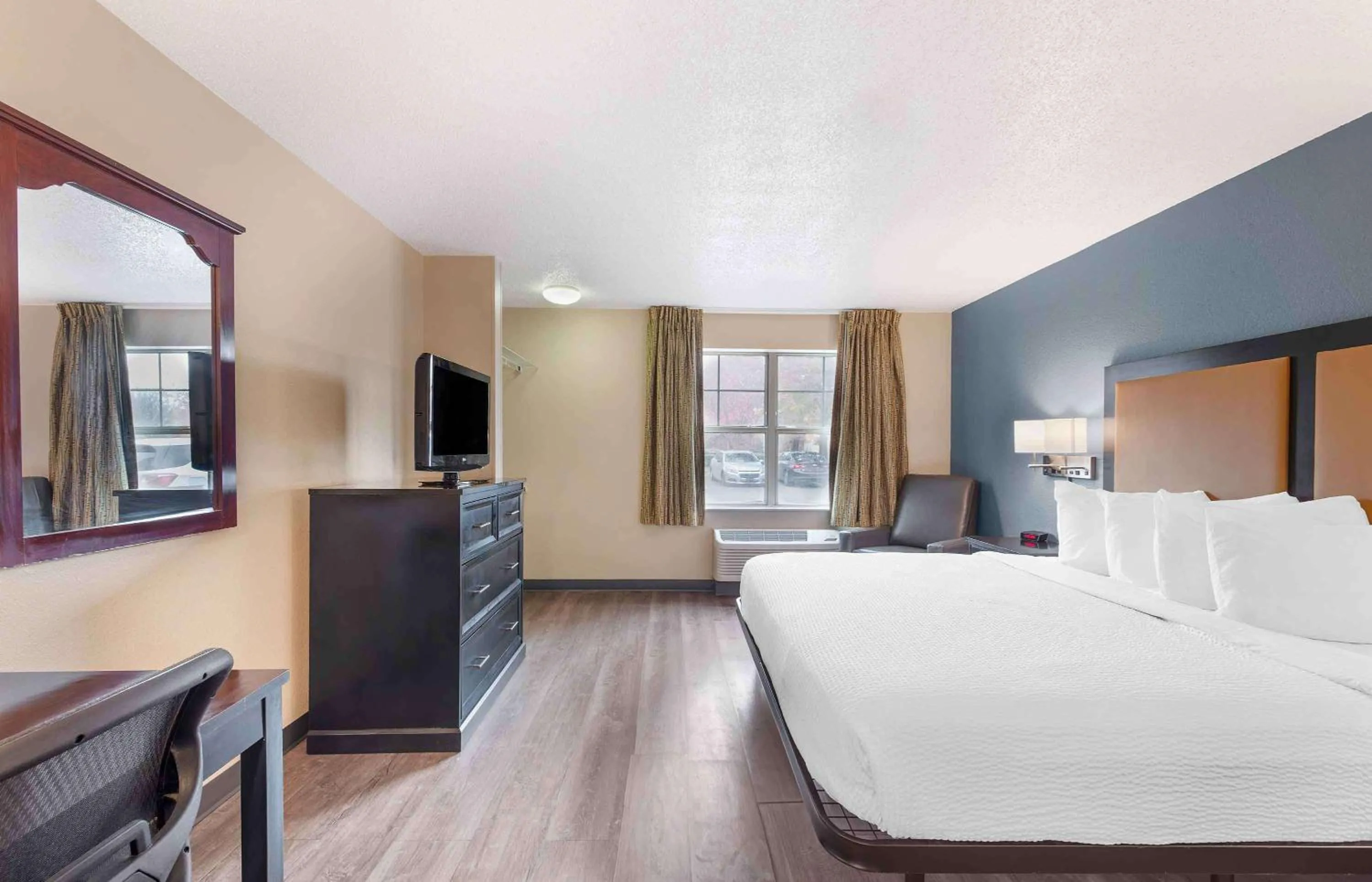 Bedroom, Bed in Extended Stay America Suites - Memphis - Germantown West