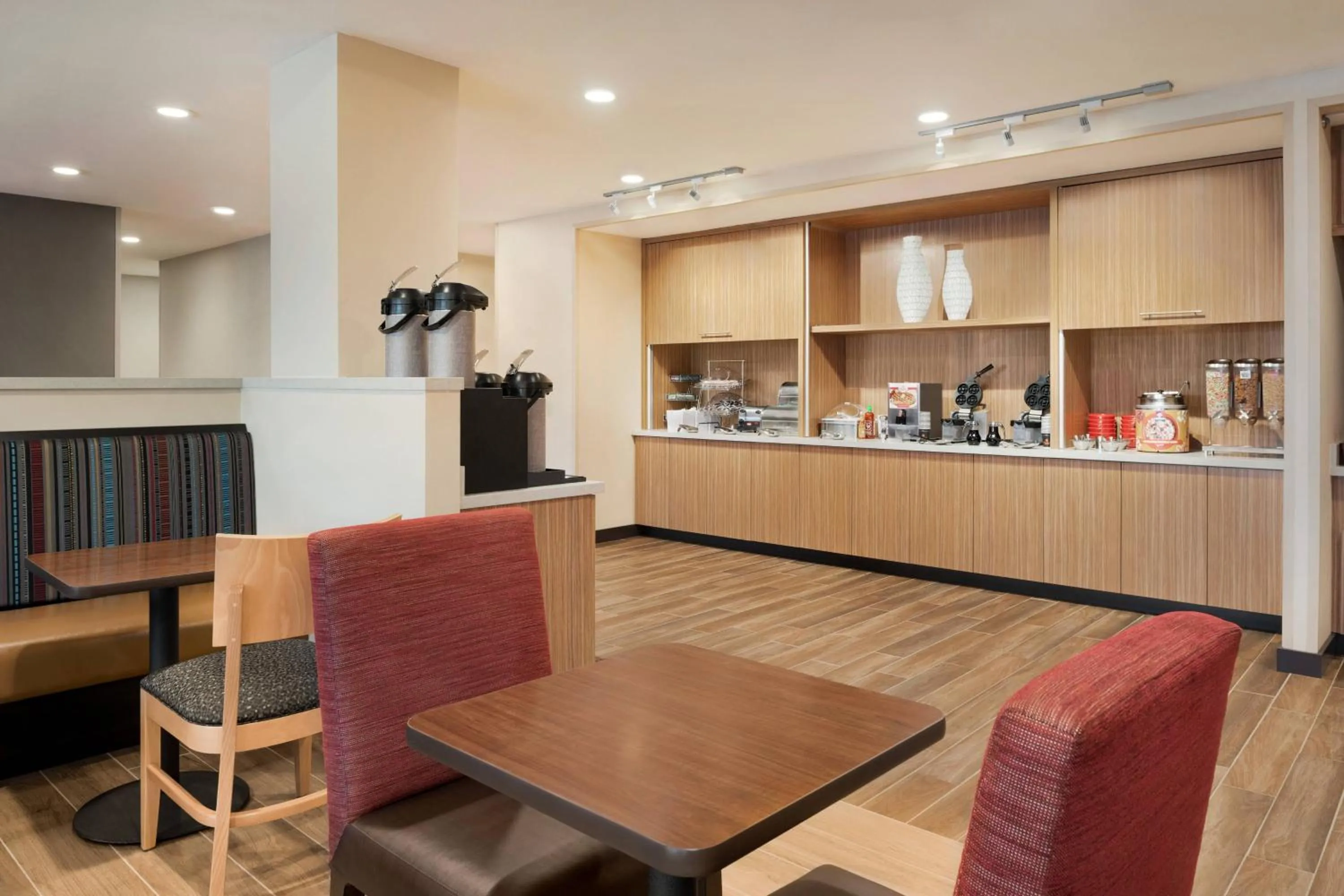 Breakfast in TownePlace Suites by Marriott Dubuque Downtown
