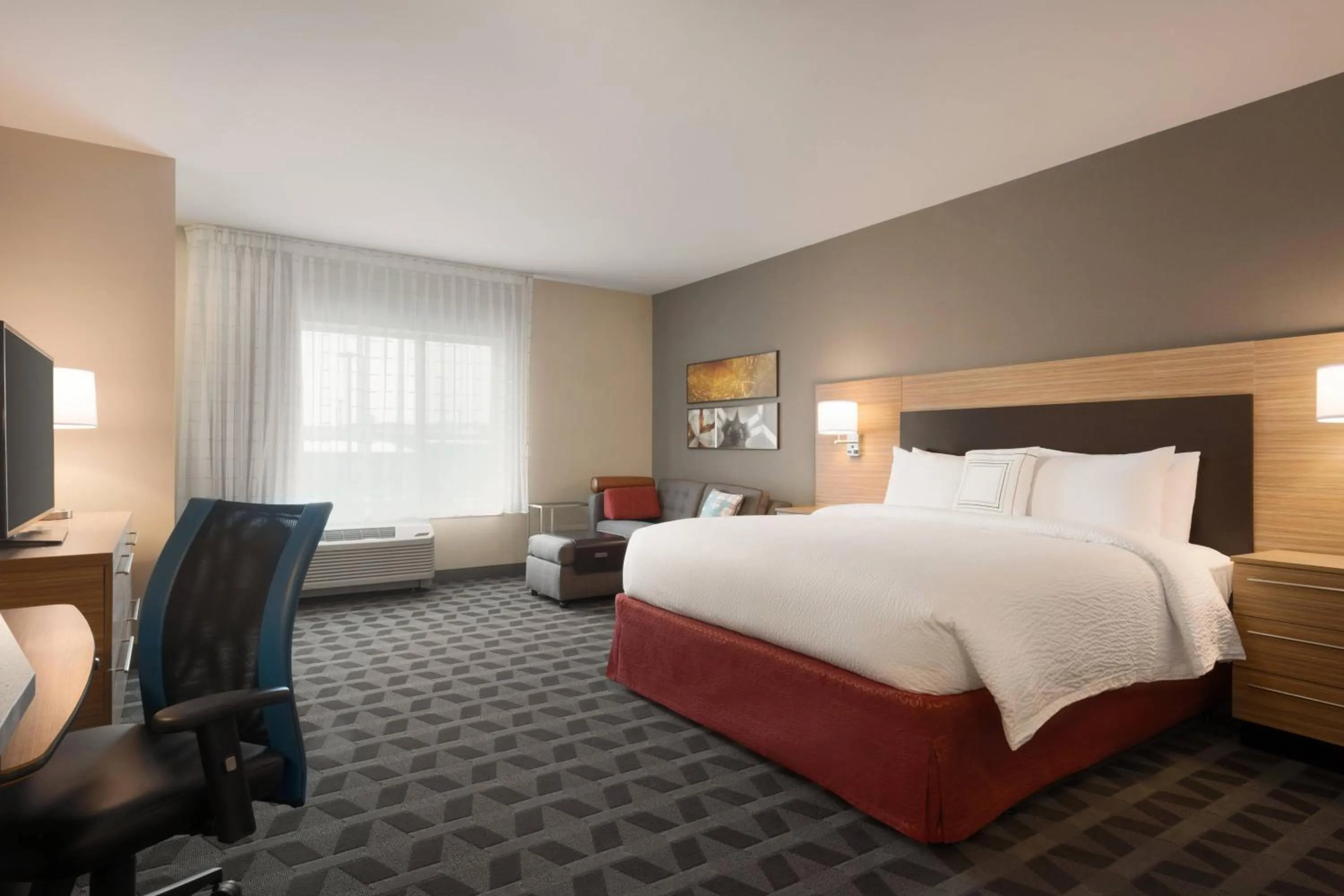 Photo of the whole room, Bed in TownePlace Suites by Marriott Dubuque Downtown