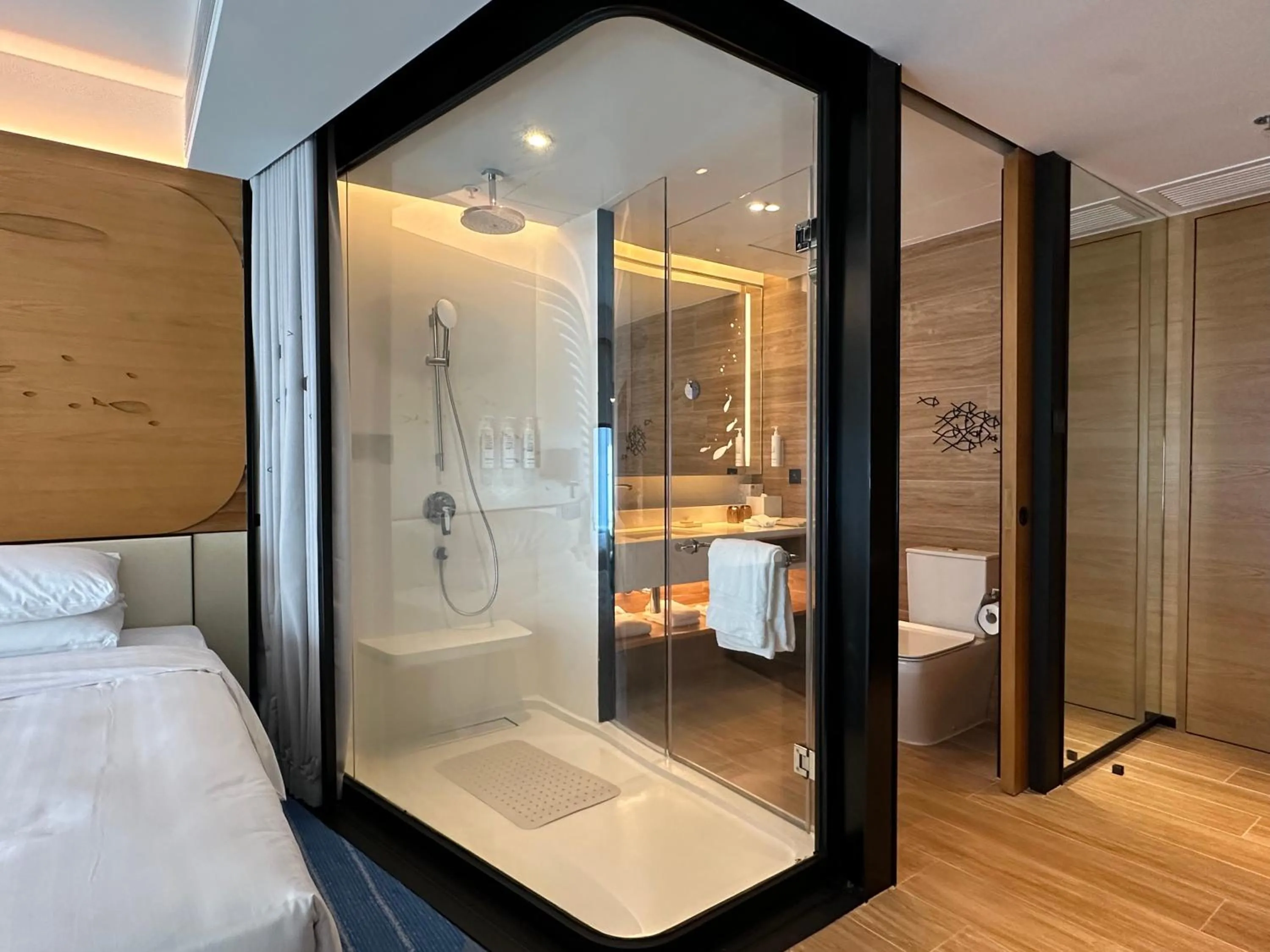 Shower, Bed in Hong Kong Ocean Park Marriott Hotel