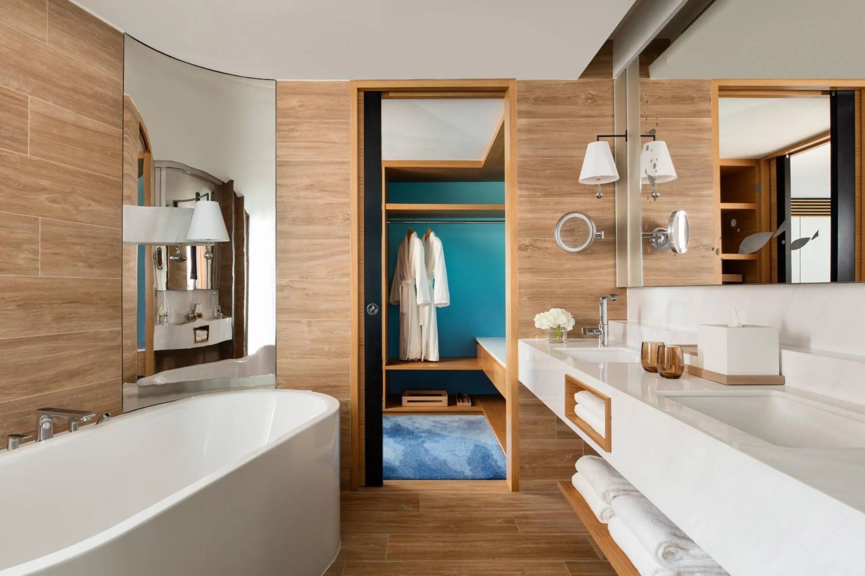 Bathroom, Bed in Hong Kong Ocean Park Marriott Hotel