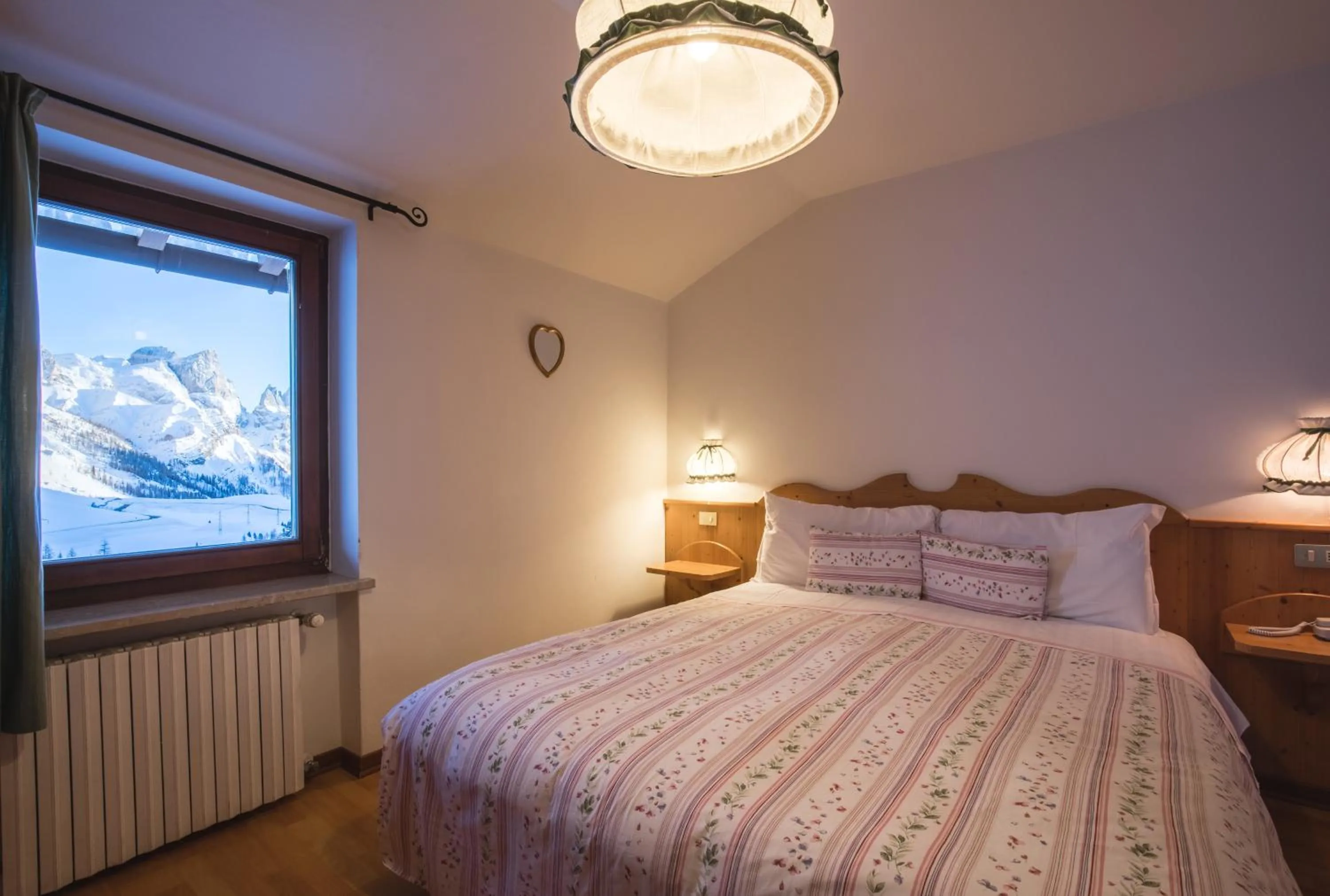 Bed in Albergo Vezzana