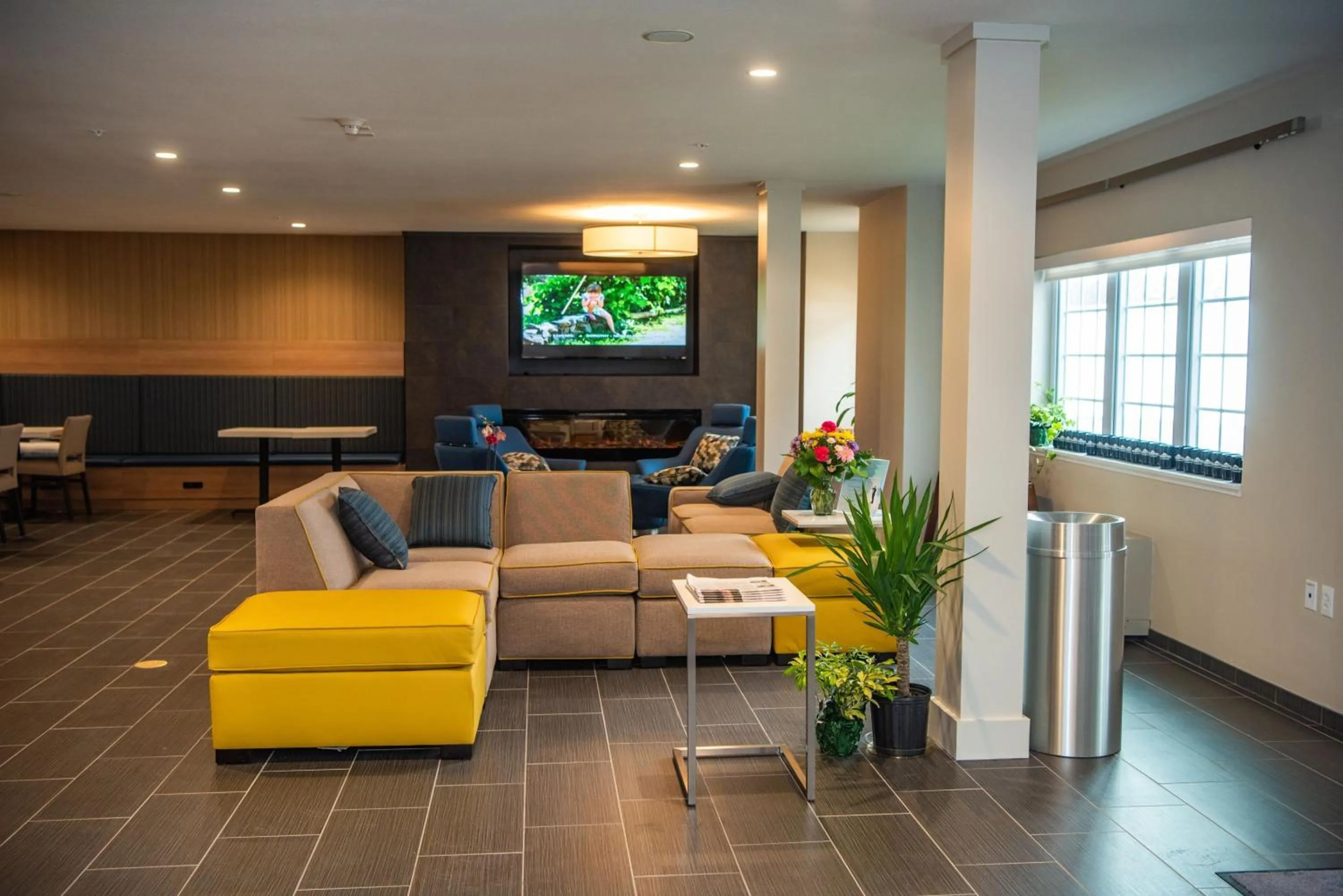 Communal lounge/ TV room in Microtel Inn & Suites by Wyndham Carlisle
