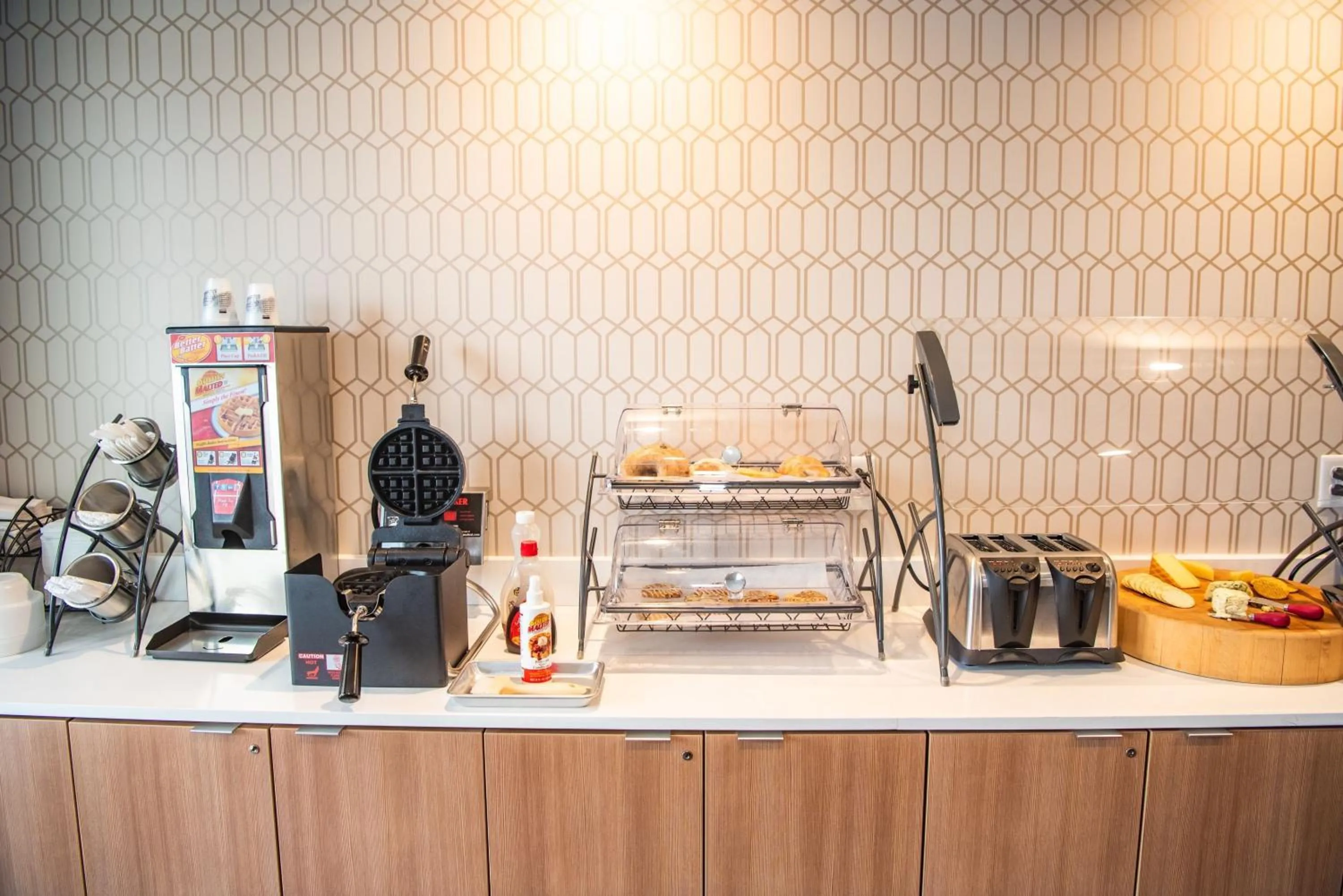 Food and drinks in Microtel Inn & Suites by Wyndham Carlisle