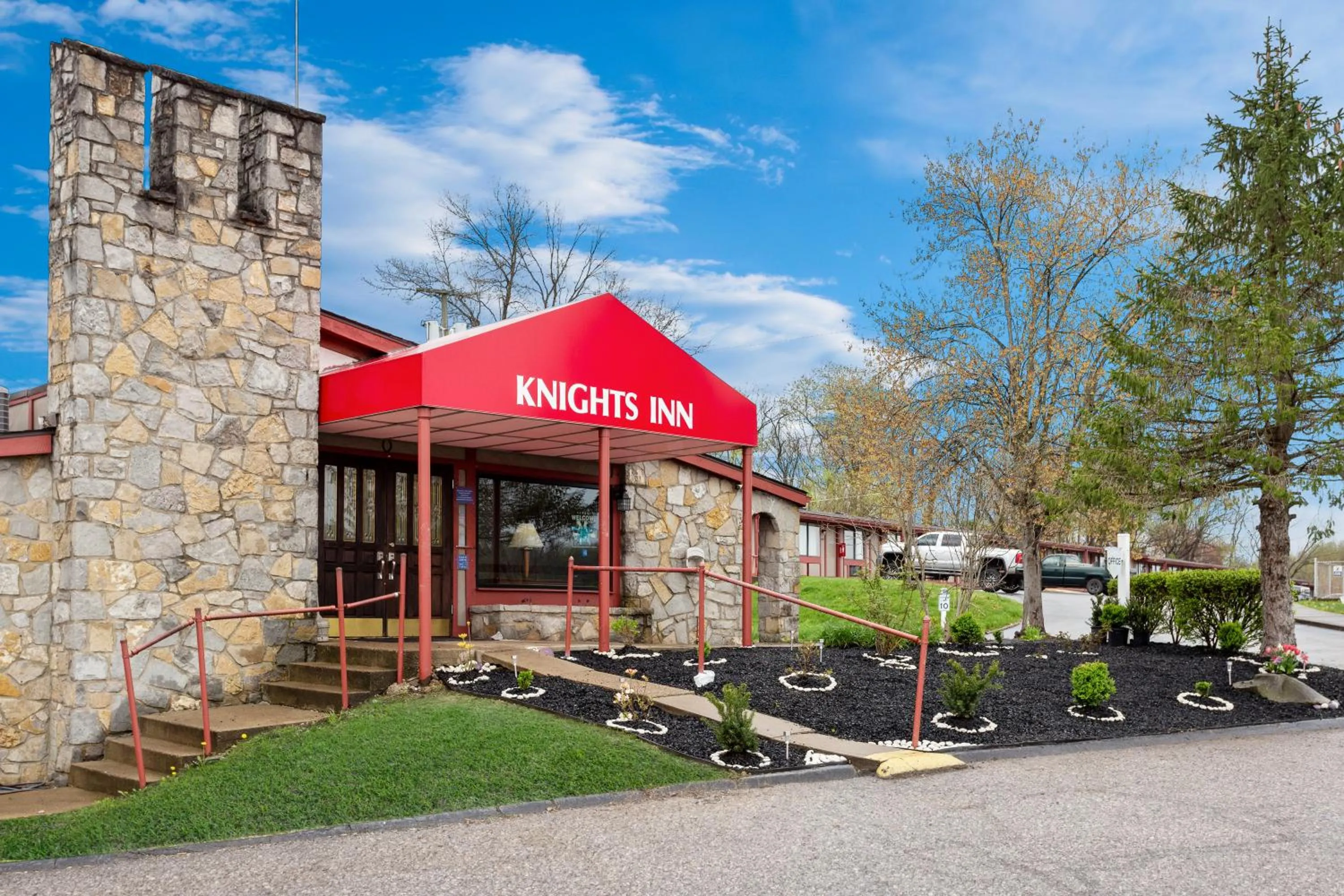 Property building in Knights Inn Ashland