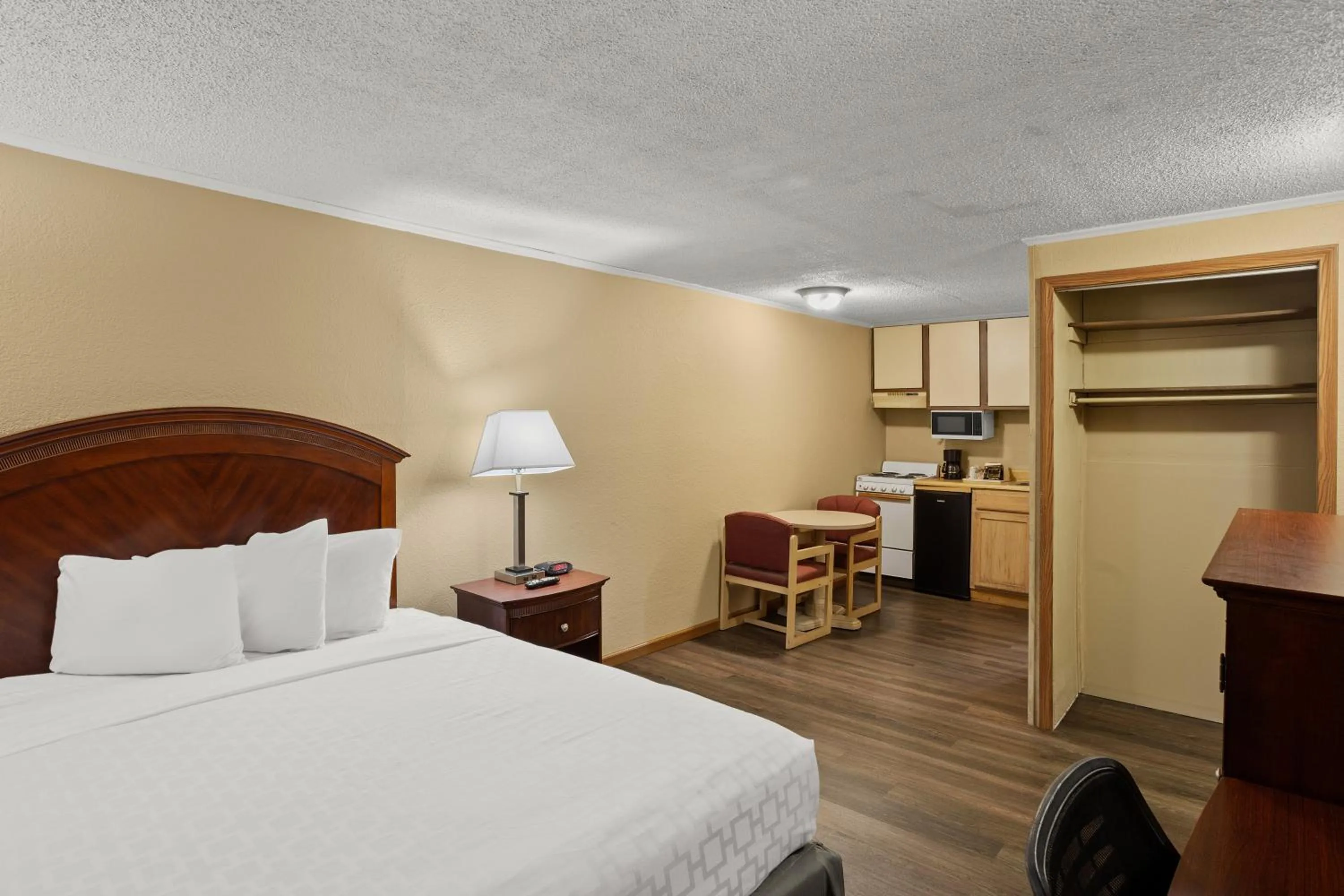 Bed in Knights Inn Ashland