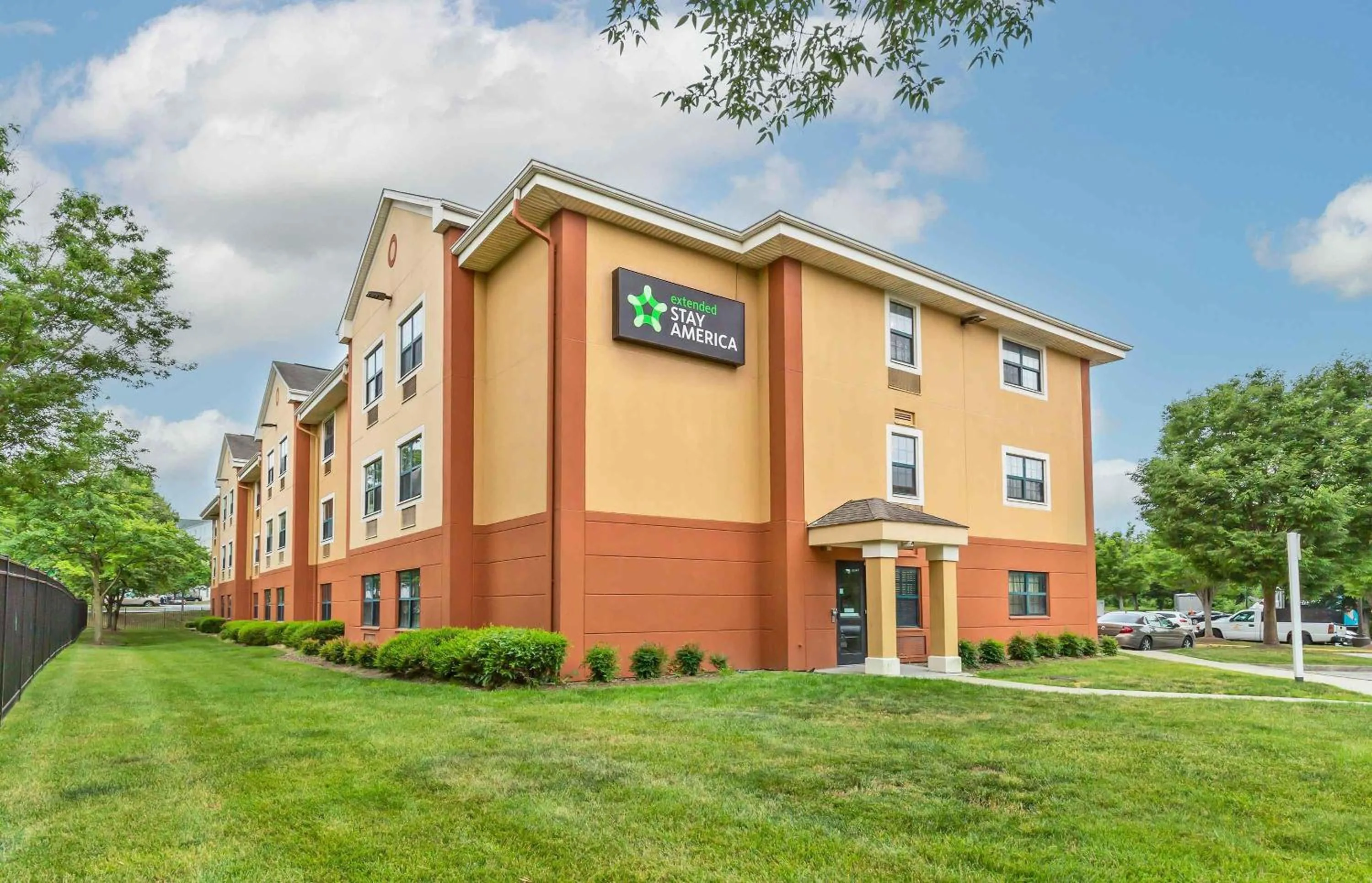 Property building in Extended Stay America Suites - Baltimore - BWI Airport - Aero Dr