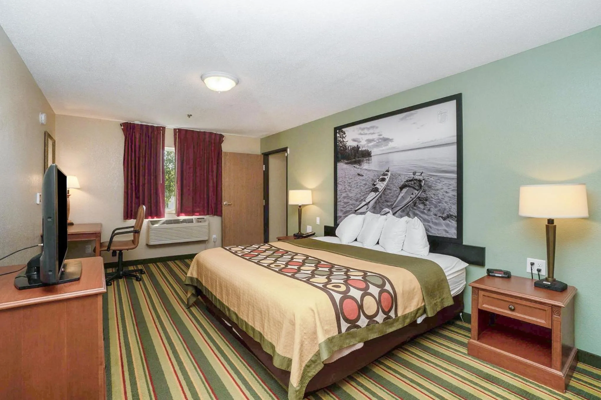 Bed in Super 8 by Wyndham Mt. Pleasant