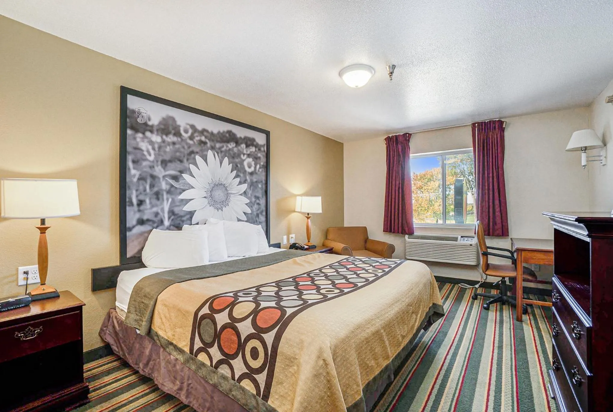 Bed in Super 8 by Wyndham Mt. Pleasant