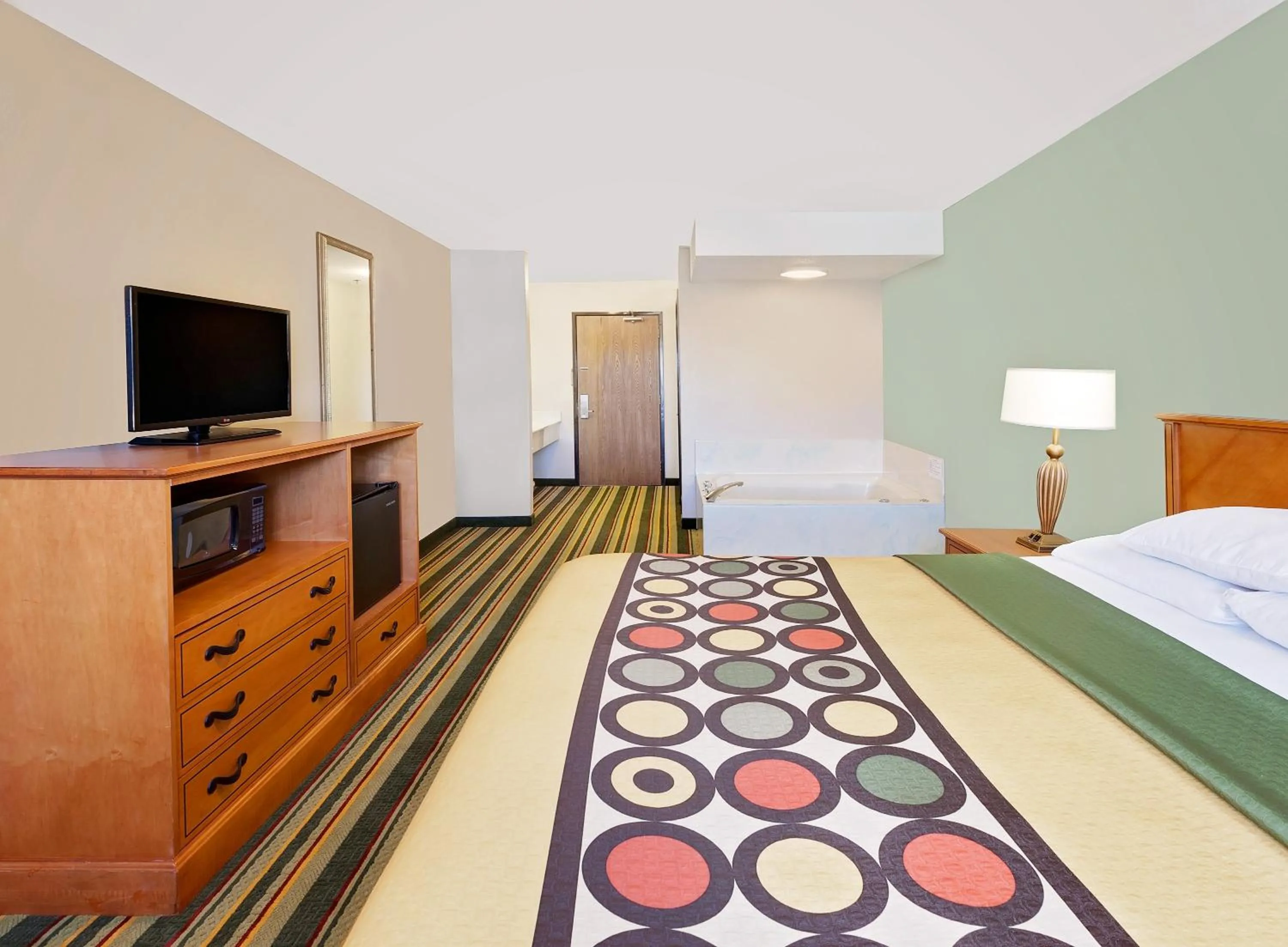 Bed in Super 8 by Wyndham Mt. Pleasant