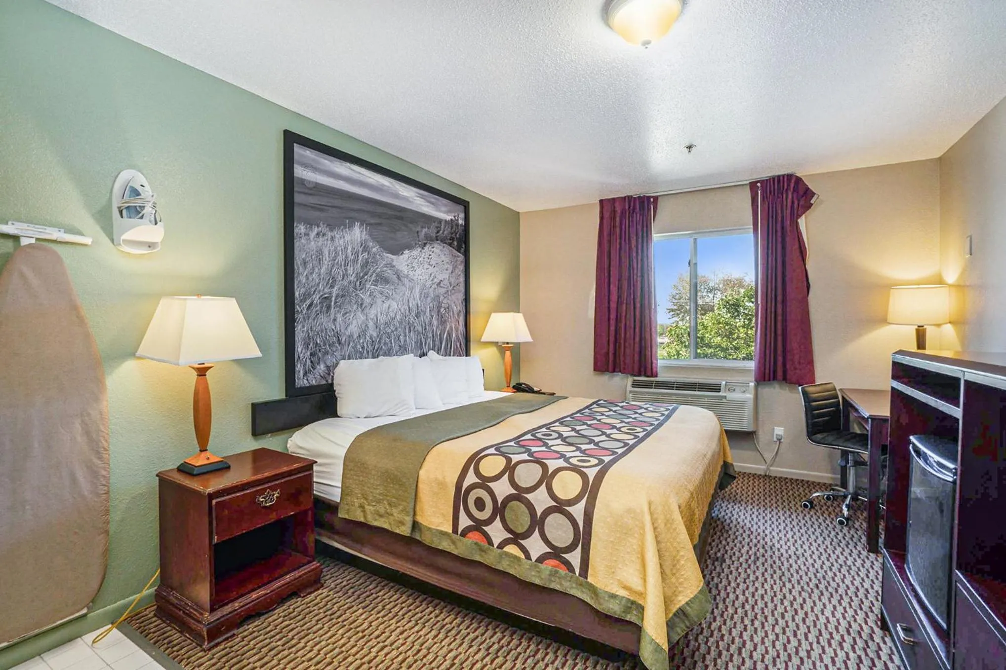 Bed in Super 8 by Wyndham Mt. Pleasant