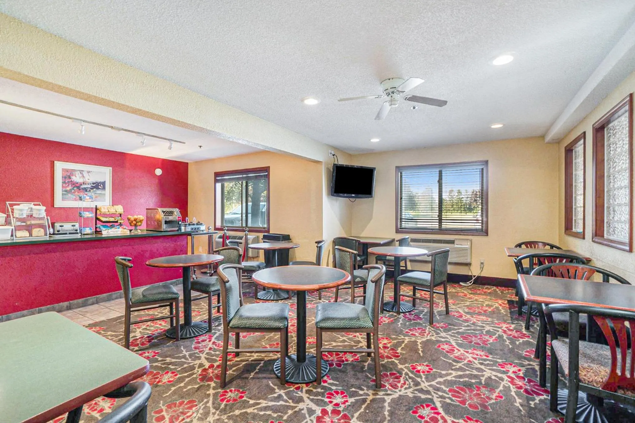 Breakfast in Super 8 by Wyndham Mt. Pleasant