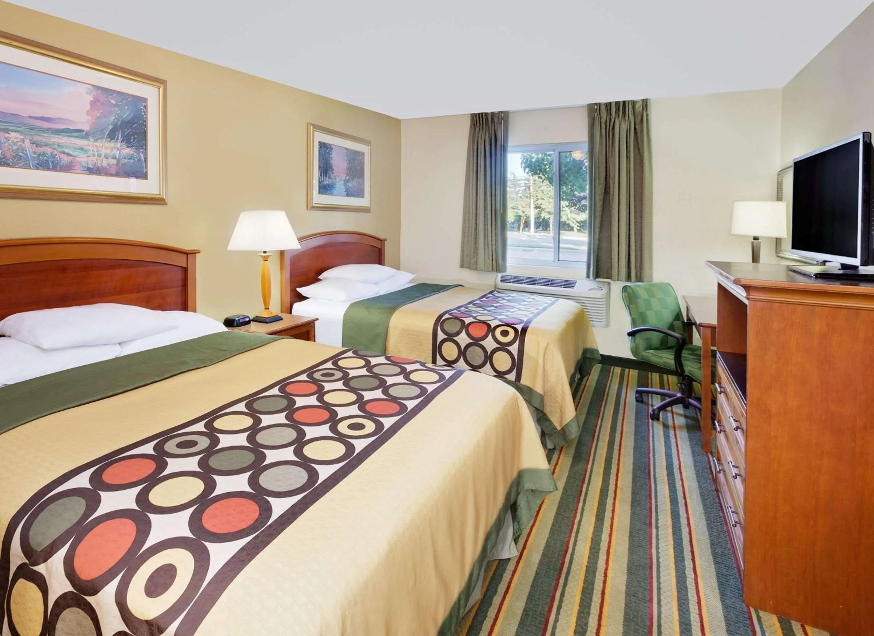 Photo of the whole room, Bed in Super 8 by Wyndham Mt. Pleasant