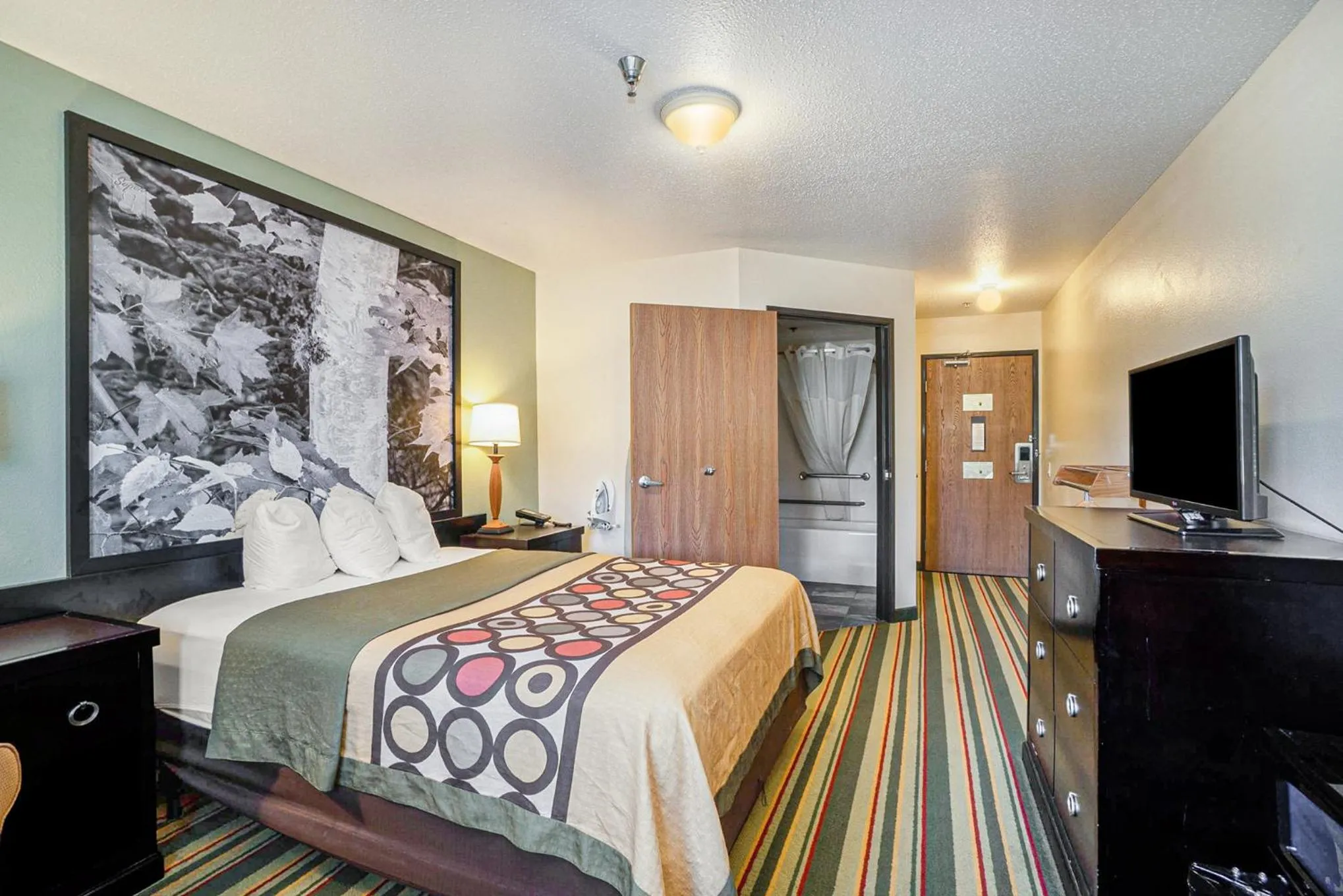 Bed in Super 8 by Wyndham Mt. Pleasant