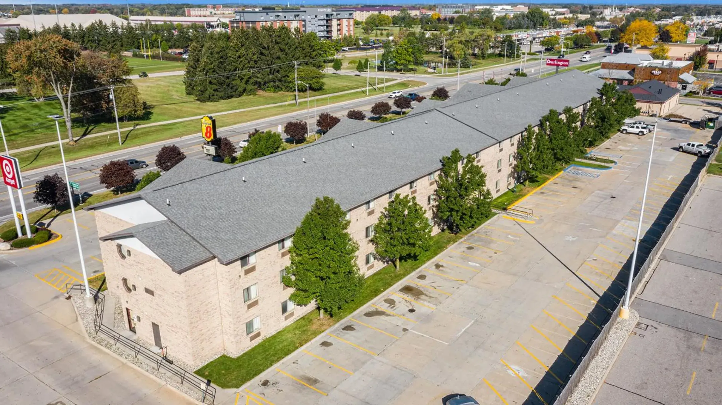 Property building in Super 8 by Wyndham Mt. Pleasant Property building in Super 8 by Wyndham Mt. Pleasant