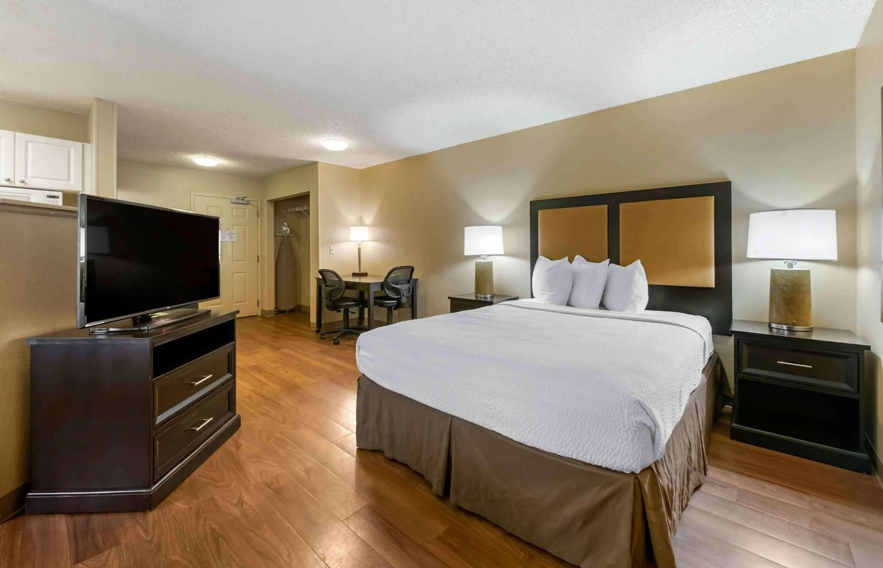 Bedroom, Bed in Extended Stay America Suites - Daytona Beach - International Speedway