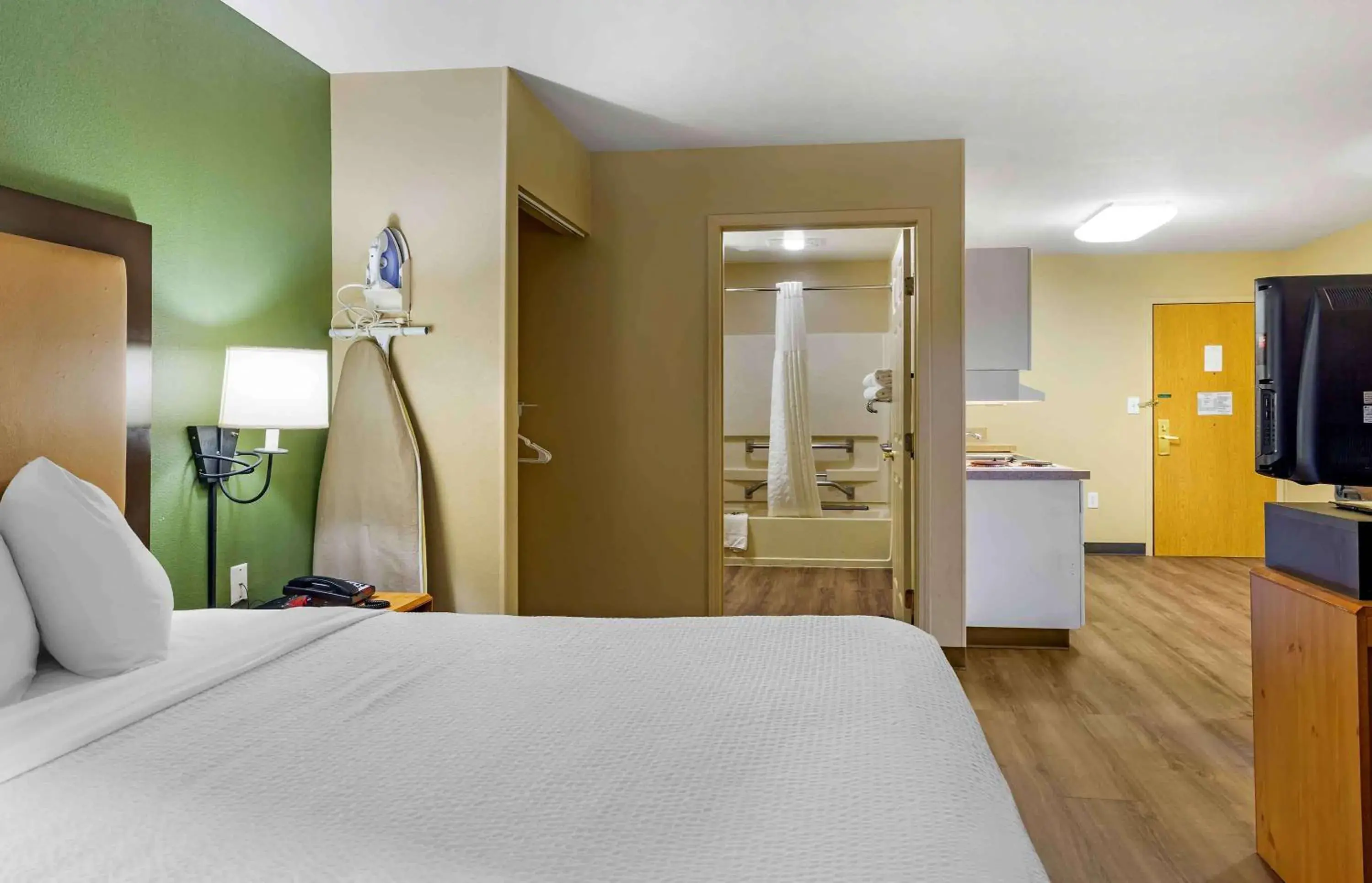 Bedroom, Bed in Extended Stay America Suites - Boston - Waltham - 32 4th Ave Bedroom, Bed in Extended Stay America Suites - Boston - Waltham - 32 4th Ave