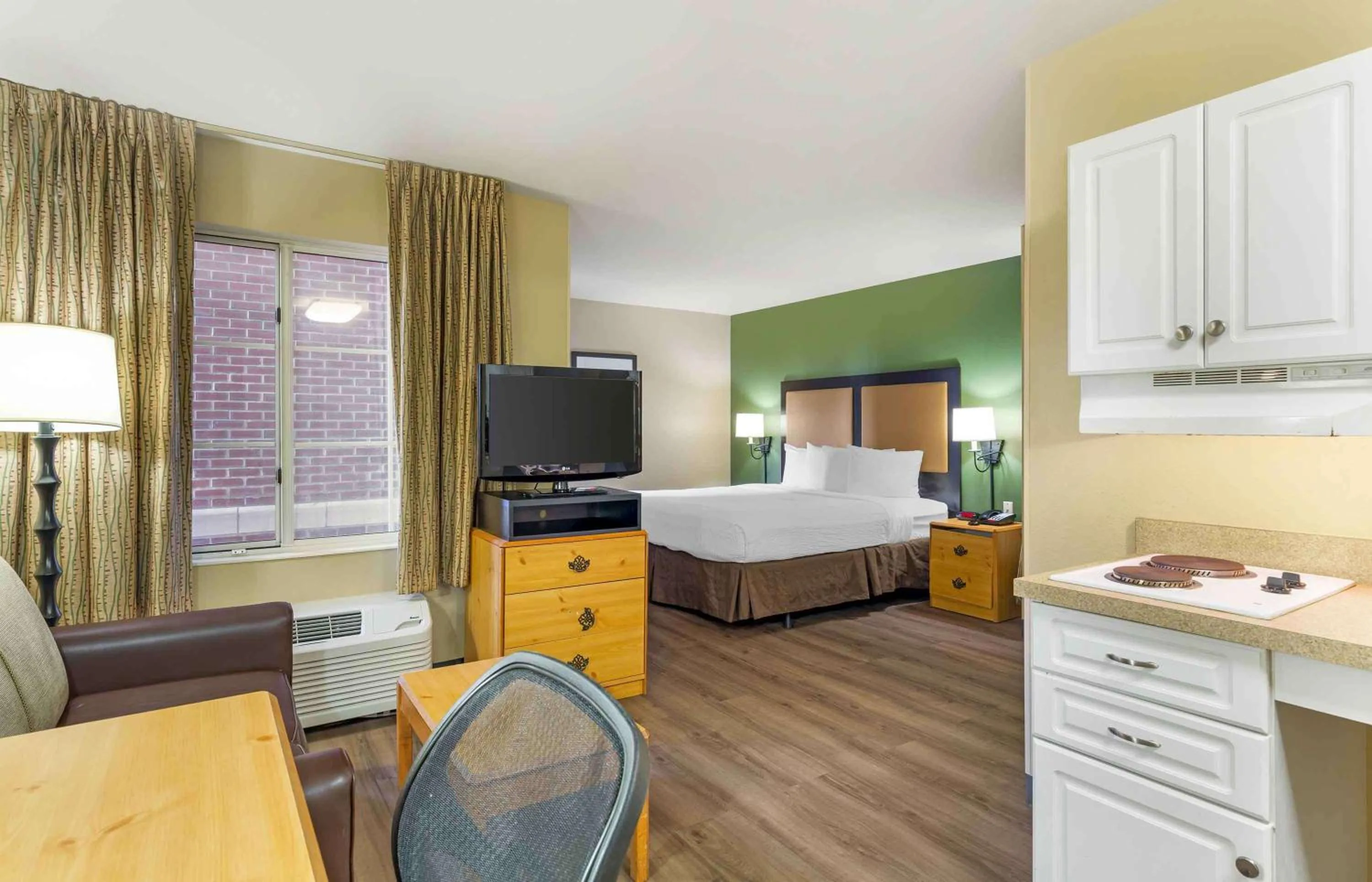 Bedroom, Bed in Extended Stay America Suites - Boston - Waltham - 32 4th Ave