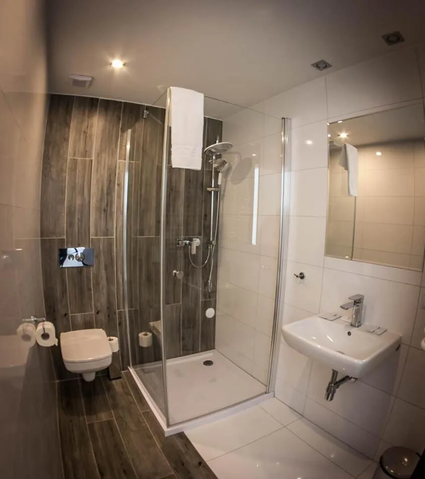 Bathroom in No1 Bed&Breakfast Restauracja ŚNIADANIE I PARKING W CENIE!