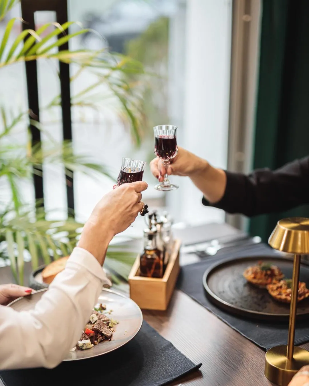 Restaurant/places to eat in No1 Bed&Breakfast Restauracja ŚNIADANIE I PARKING W CENIE!