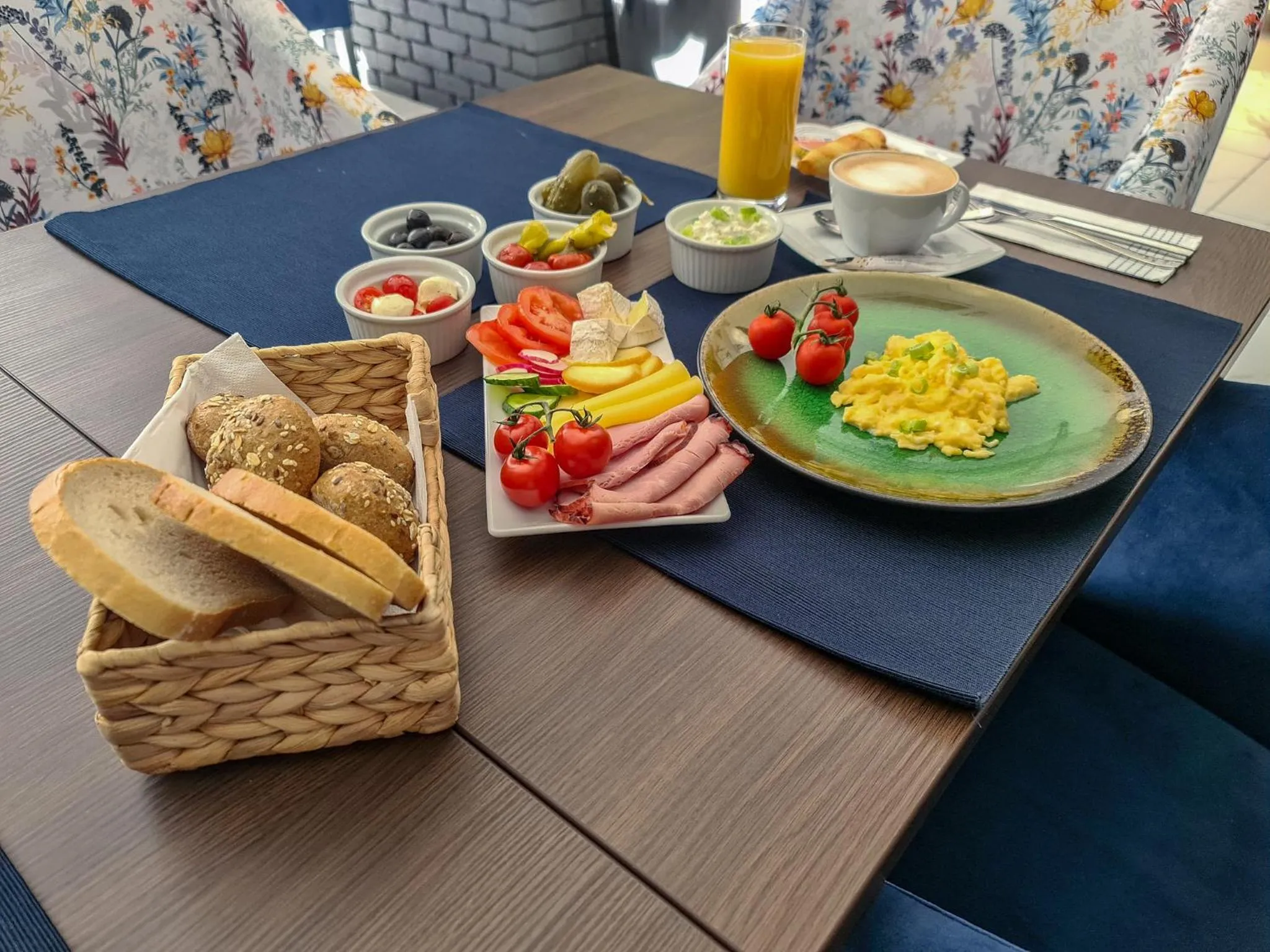 Continental breakfast in No1 Bed&Breakfast Restauracja ŚNIADANIE I PARKING W CENIE!