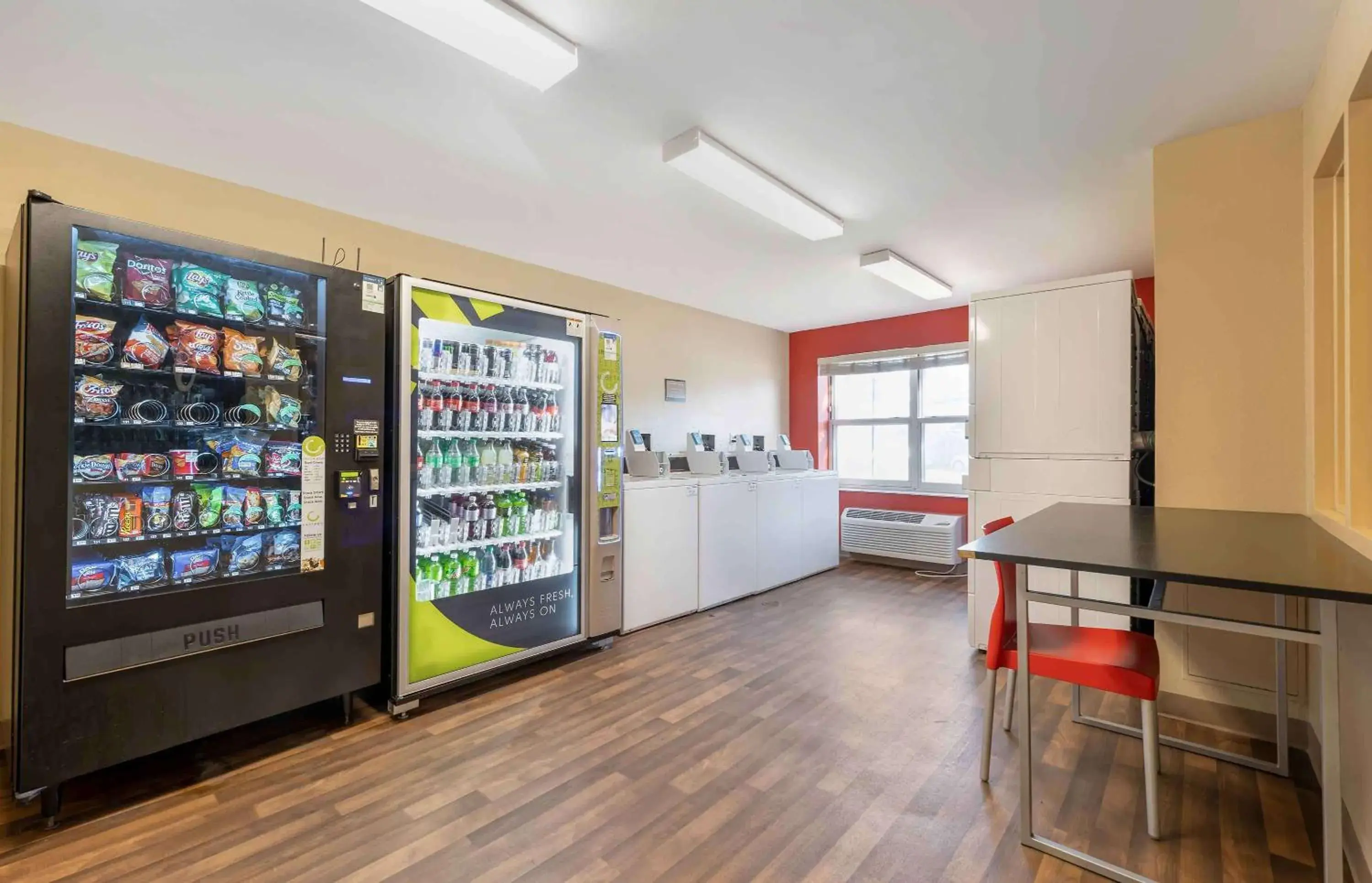 Property building in Extended Stay America Suites - Chicago - O'Hare - Allstate Arena Property building in Extended Stay America Suites - Chicago - O'Hare - Allstate Arena